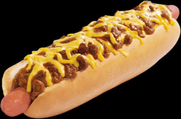 Hot Dog 桌布 壁紙 — 一個熱狗包的近距離特寫，上面放有辣椒和融化的黃色起司，背景為黑色。