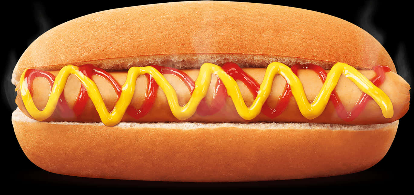 Hot Dog 桌布 壁紙 — 一個熱騰騰的熱狗放在軟麵包上，上面有鋸齒狀的番茄醬和芥末，背景為黑色。