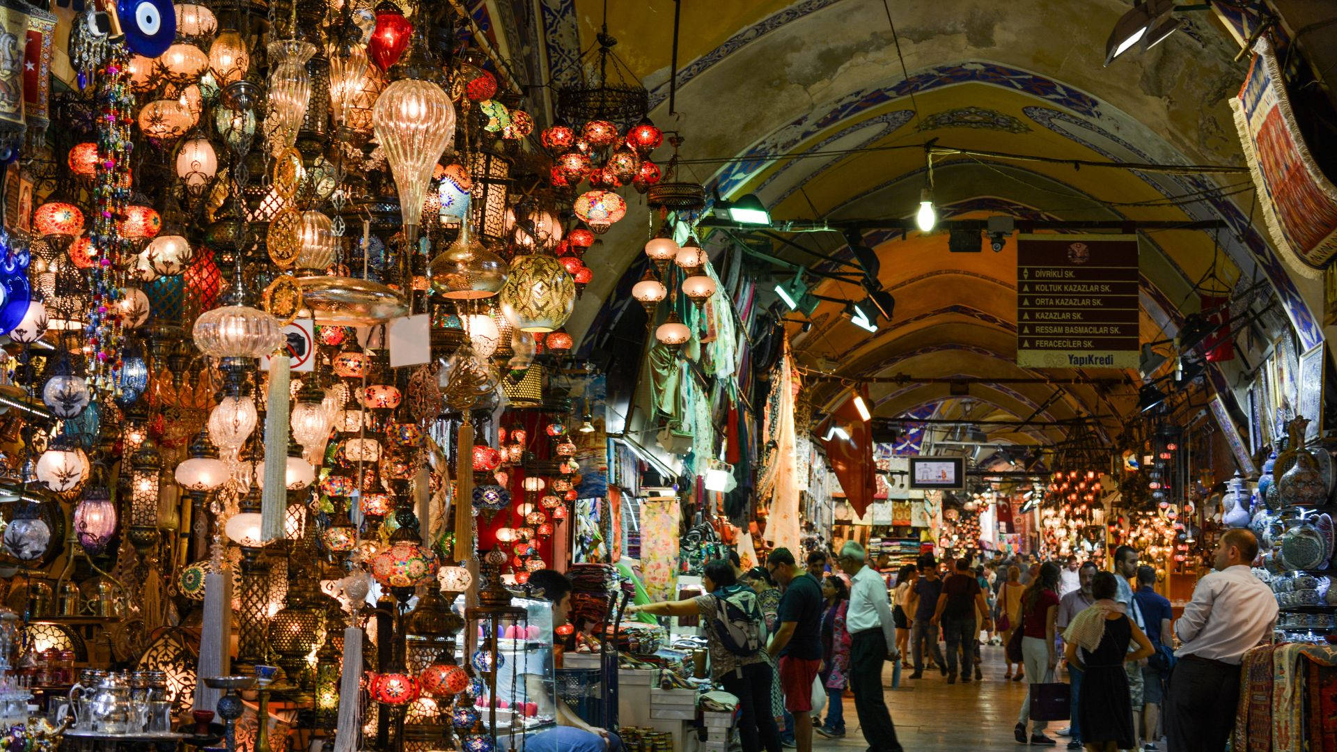 Istanbul 桌布 壁紙 — 一個熱鬧的室內市場，拱形天花板下掛著燈籠，擠滿購物人群。