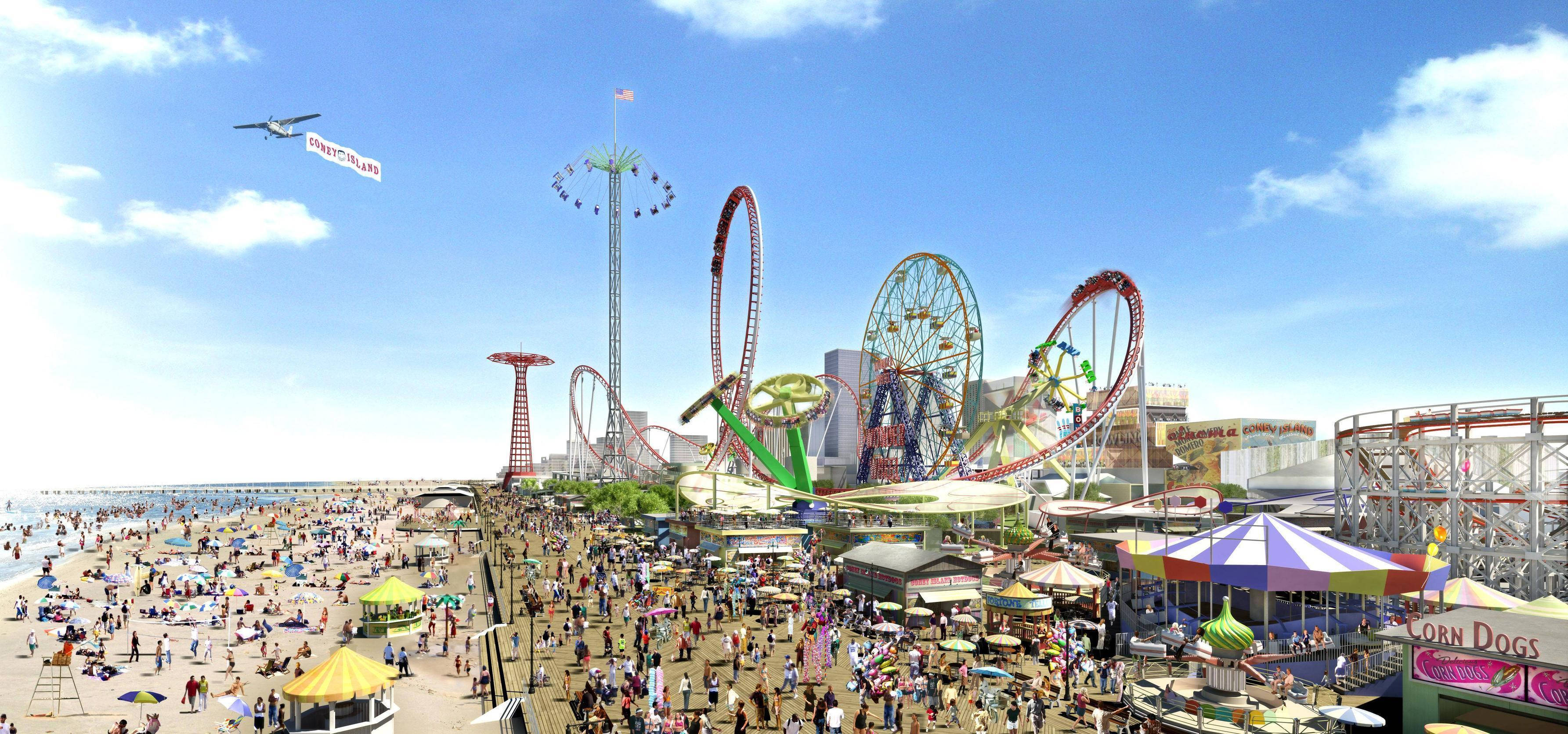 Roller Coaster 桌布 壁紙 — 一個熱鬧的海濱遊樂園，有高聳的雲霄飛車和人群，在明亮的藍天下。