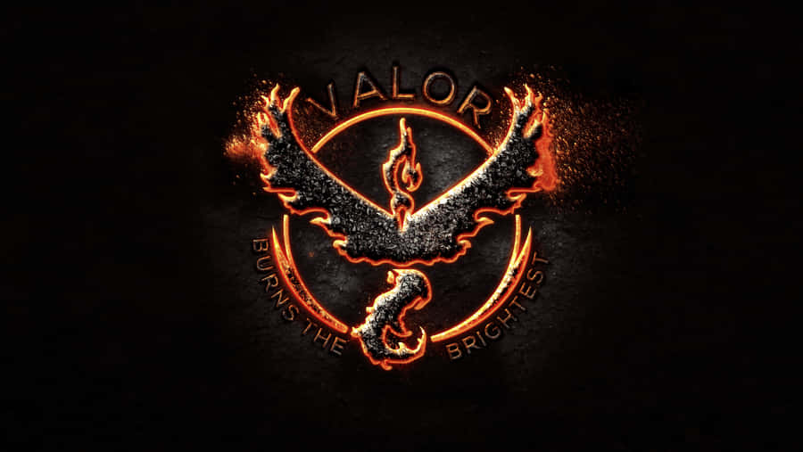 桌布 壁紙 — 一個熾熱發光的徽章，上面有鳳凰和「VALOR」字樣，在深色紋理背景上燃燒。