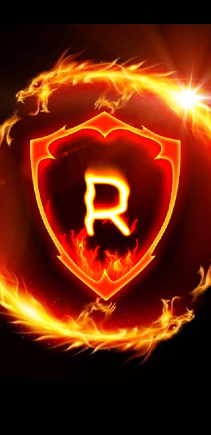 R 桌布 壁紙 — 一個熾熱發光的盾牌，帶有風格化的R標誌，周圍環繞著旋轉的火焰和一條龍的剪影，背景為深色。