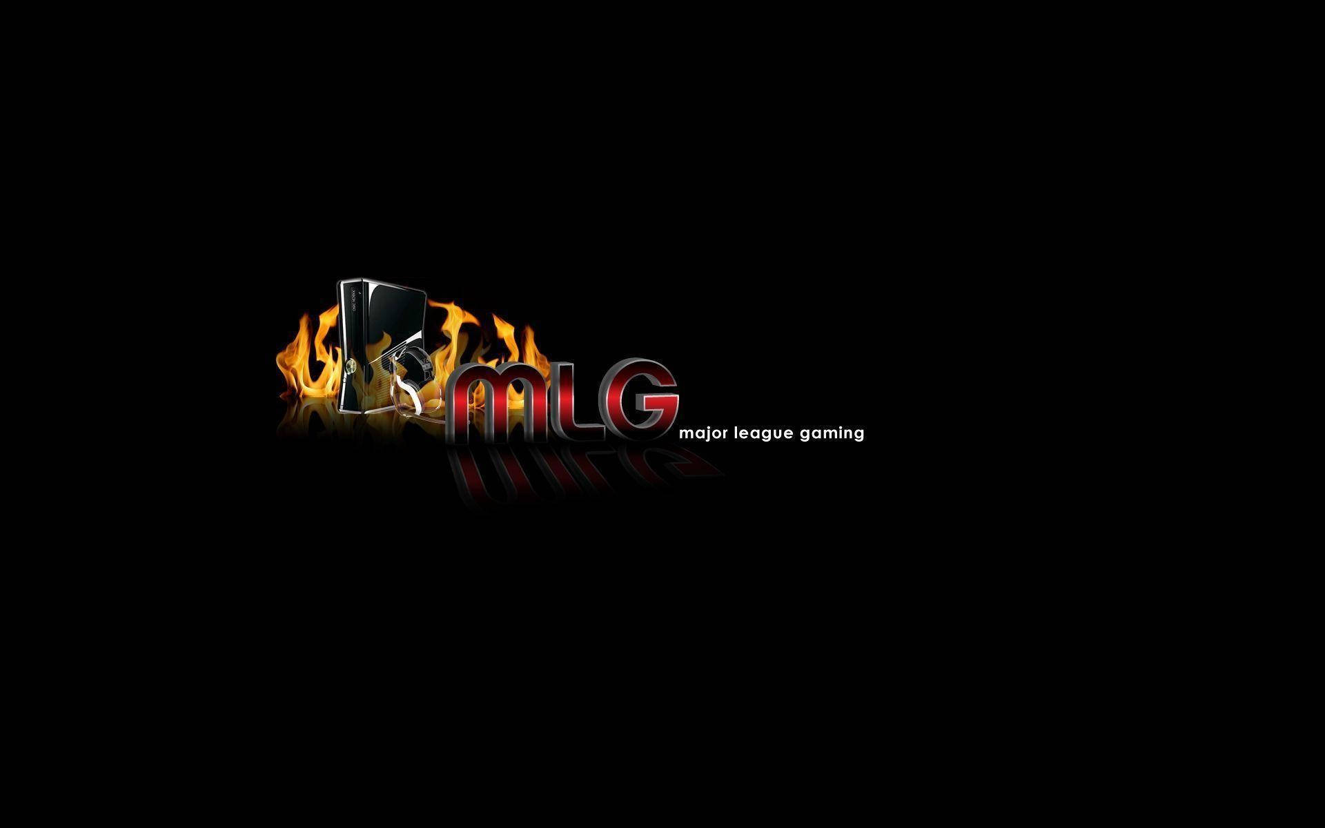Mlg 桌布 壁紙 — 一個熾熱的MLG標誌，帶有發光的字母和火焰，背景為黑色，帶有微妙的倒影。