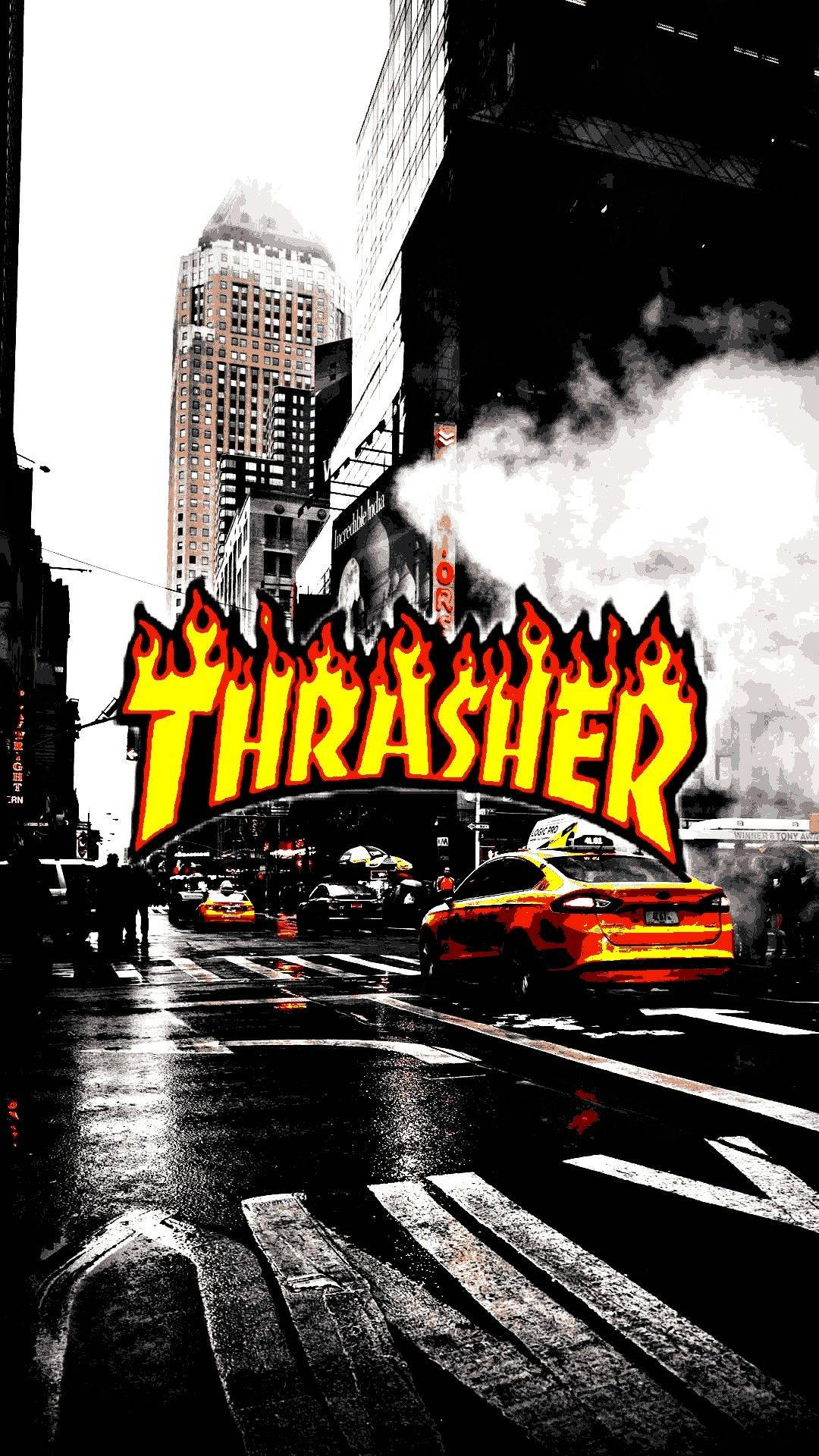 Thrasher 桌布 壁紙 — 一個熾熱的THRASHER標誌主導了濕漉漉的街道、黃色的士和高聳建築物下的 gritty 城市街景。