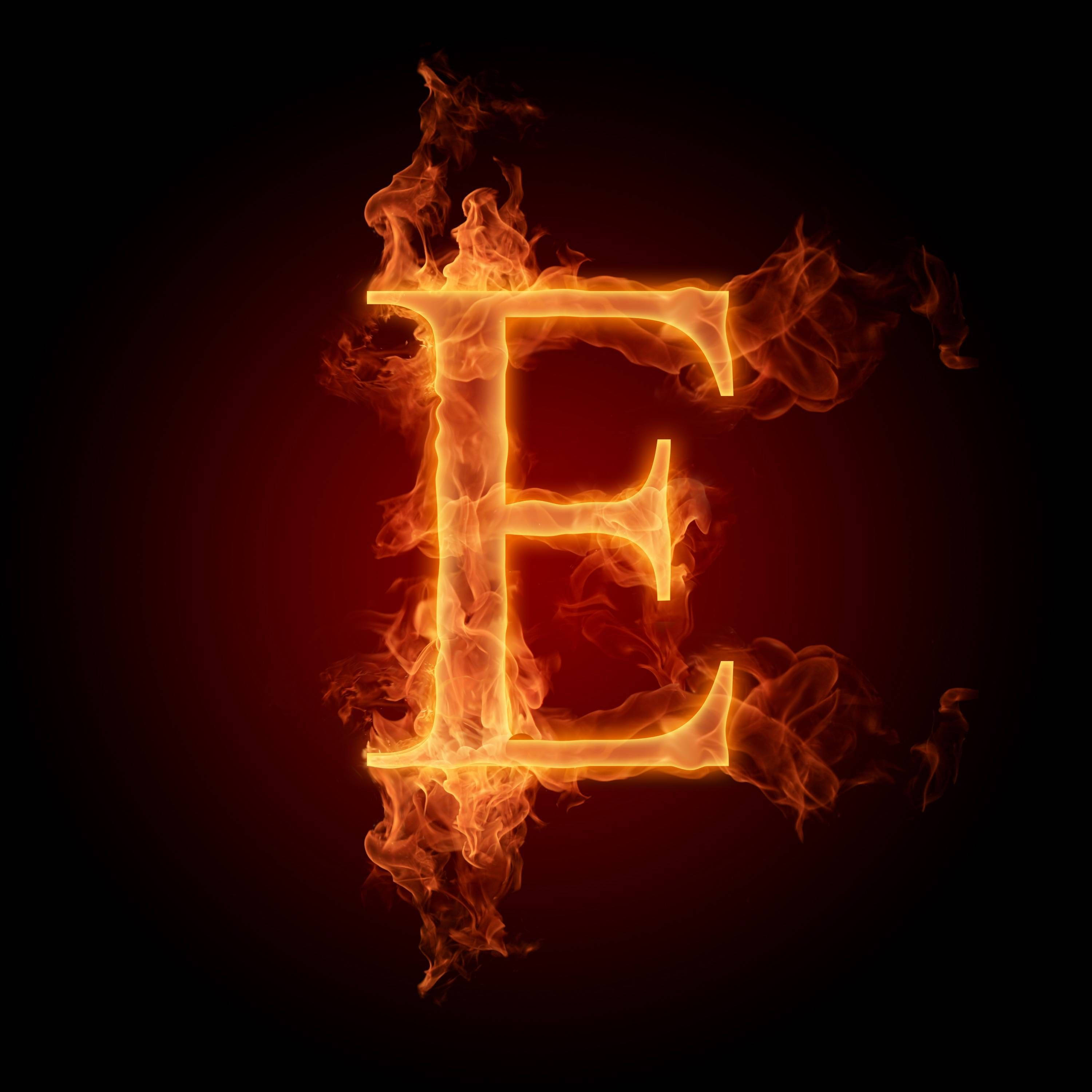 E 桌布 壁紙 — 一個熾熱的字母E，在深紅色漸變背景上燃燒著發光的橙色火焰。