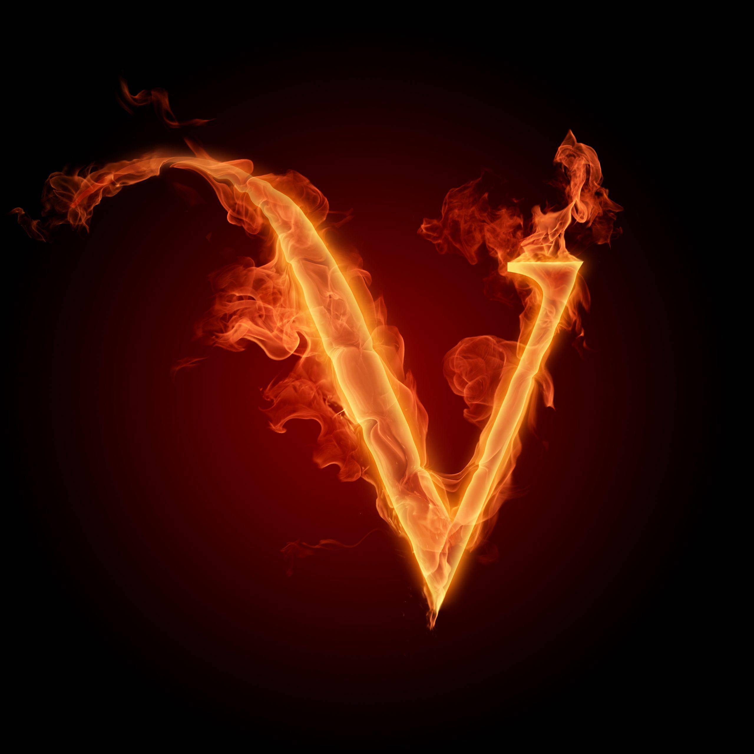 v 桌布 壁紙 — 一個熾熱的字母V在深紅色漸變背景上發出強烈的橙色火焰光芒。