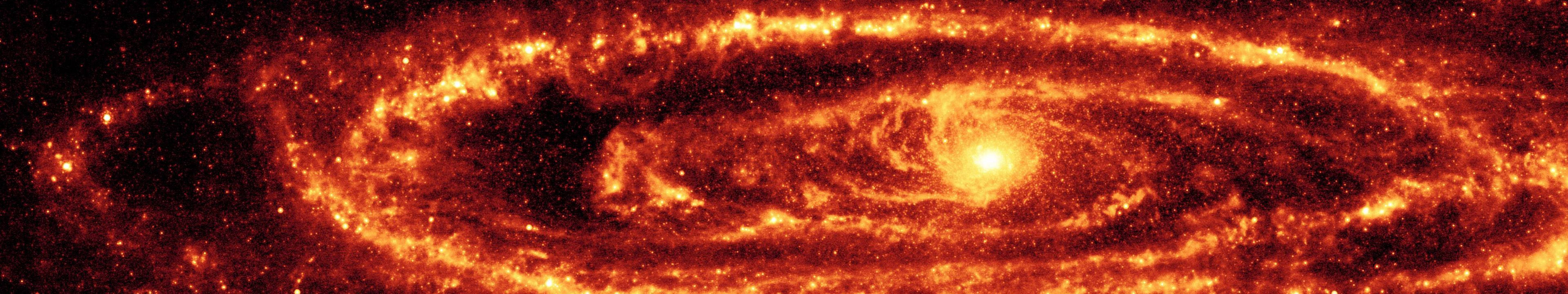銀河 桌布 壁紙 — 一個熾熱的螺旋星系在黑暗的宇宙背景下發出旋轉的橙色和紅色色調的光芒。