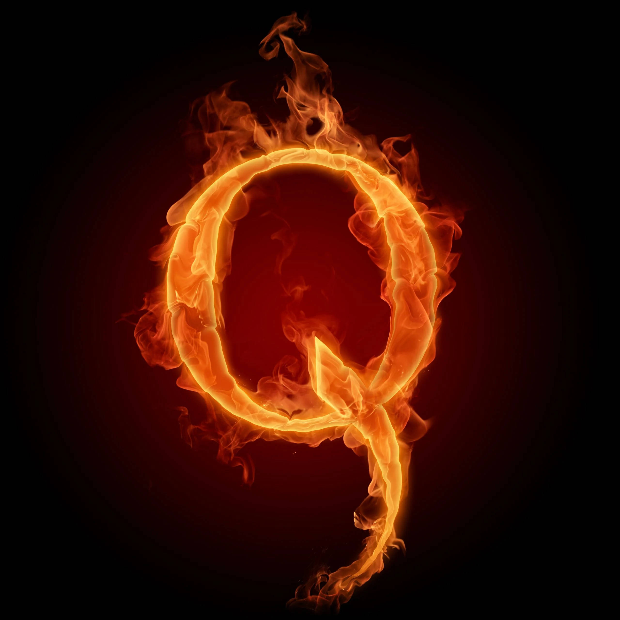q 桌布 壁紙 — 一個燃燒的字母Q在深紅色漸變背景上燃燒著鮮豔的橙色火焰。