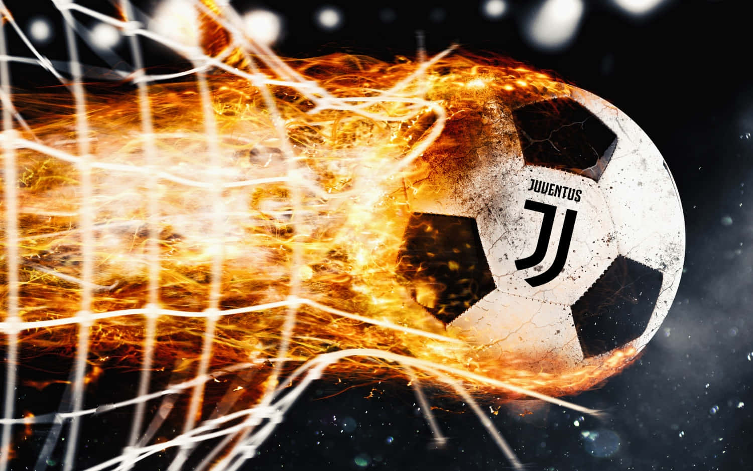 Soccer Ball 桌布 壁紙 — 一個燃燒的尤文圖斯足球帶著火痕衝破球網，背景是黑暗的宇宙。