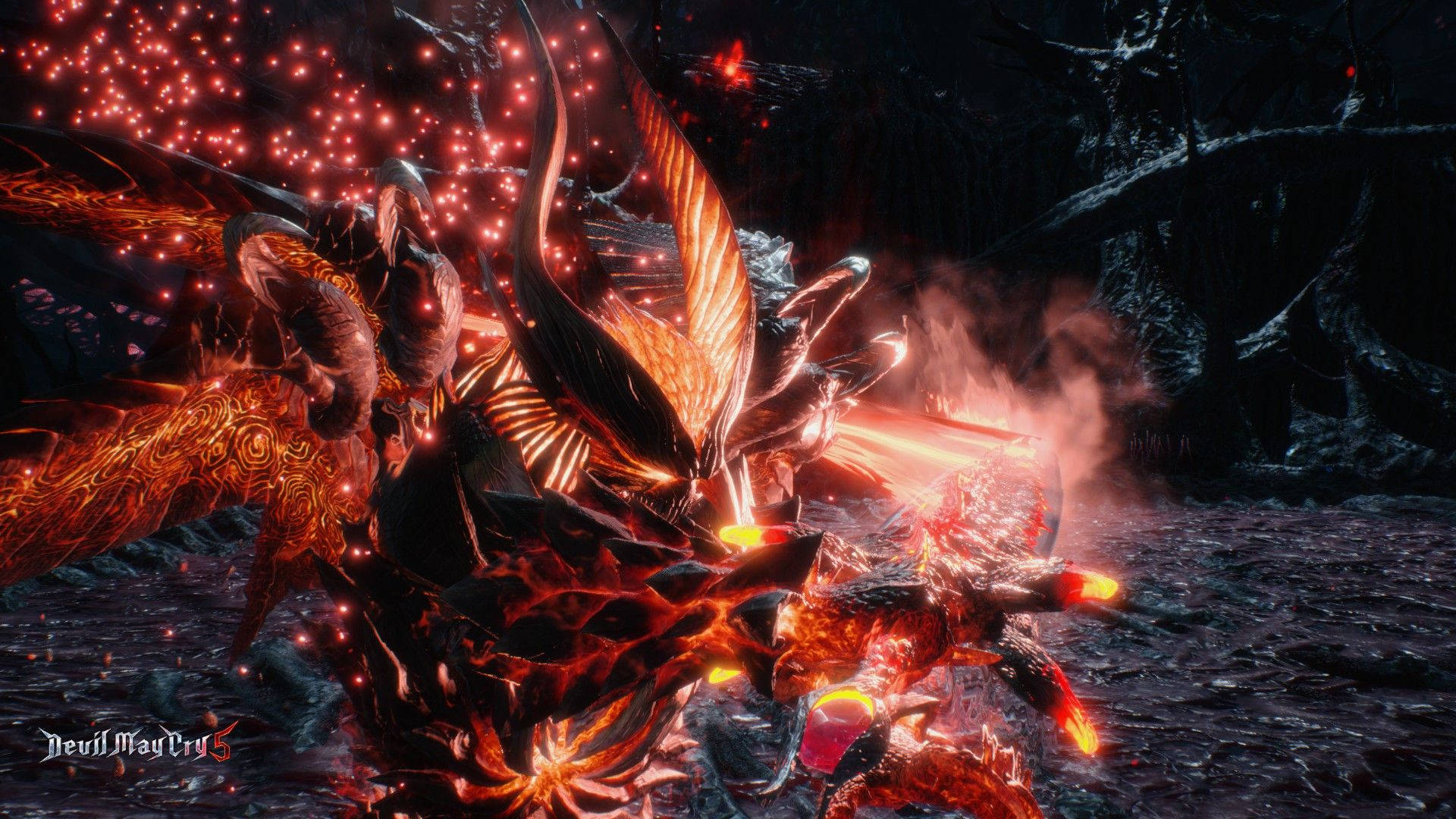 Devil May Cry 5 桌布 壁紙 — 一個燃燒的惡魔生物，帶有發光的橙色翅膀和角，在黑暗的森林中與戰士交鋒，火花四濺。
