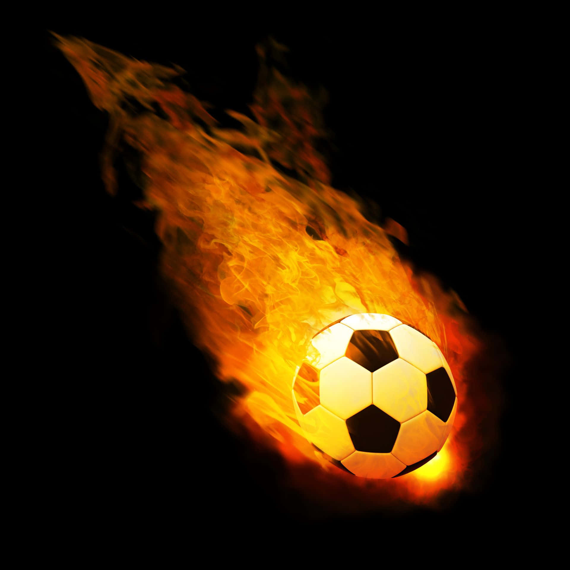 Football On Fire 桌布 壁紙 — 一個燃燒的足球劃破黑暗，身後拖曳著強烈的橙色火焰。