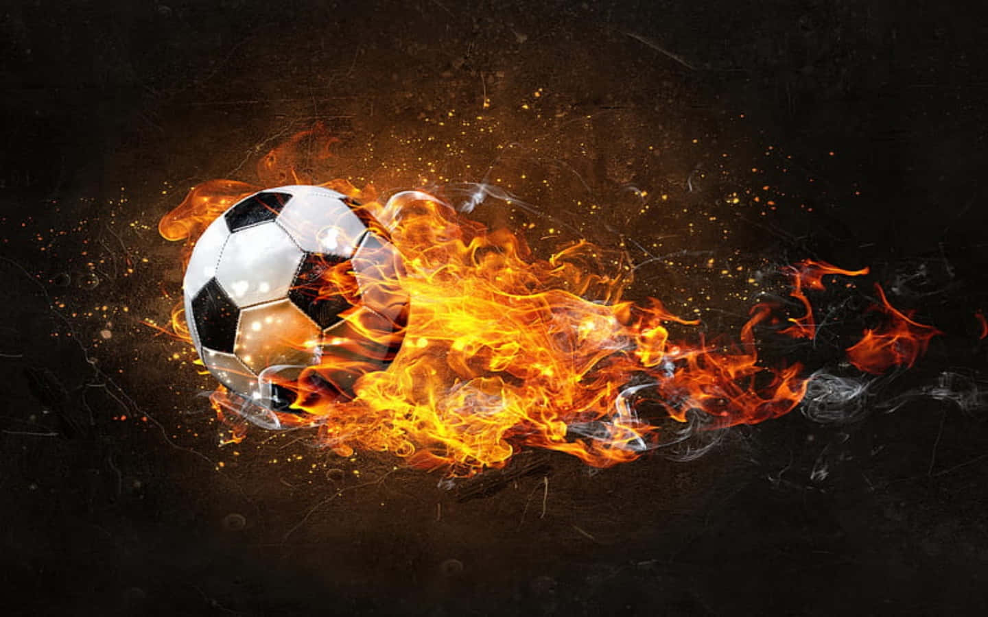 Soccer Ball 桌布 壁紙 — 一個燃燒的足球在深色紋理背景上爆發出強烈的橙色火焰。