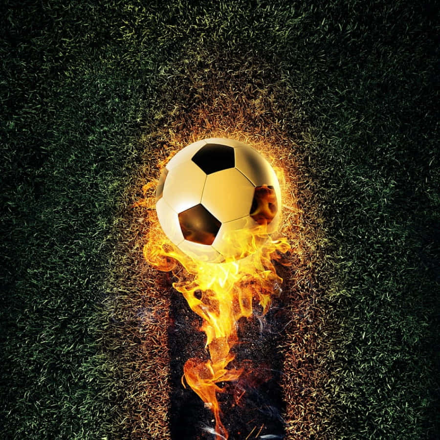 Soccer Ball 桌布 壁紙 — 一個燃燒的足球放在深色草地上，強烈的橙色火焰從其底部向上舔舐。