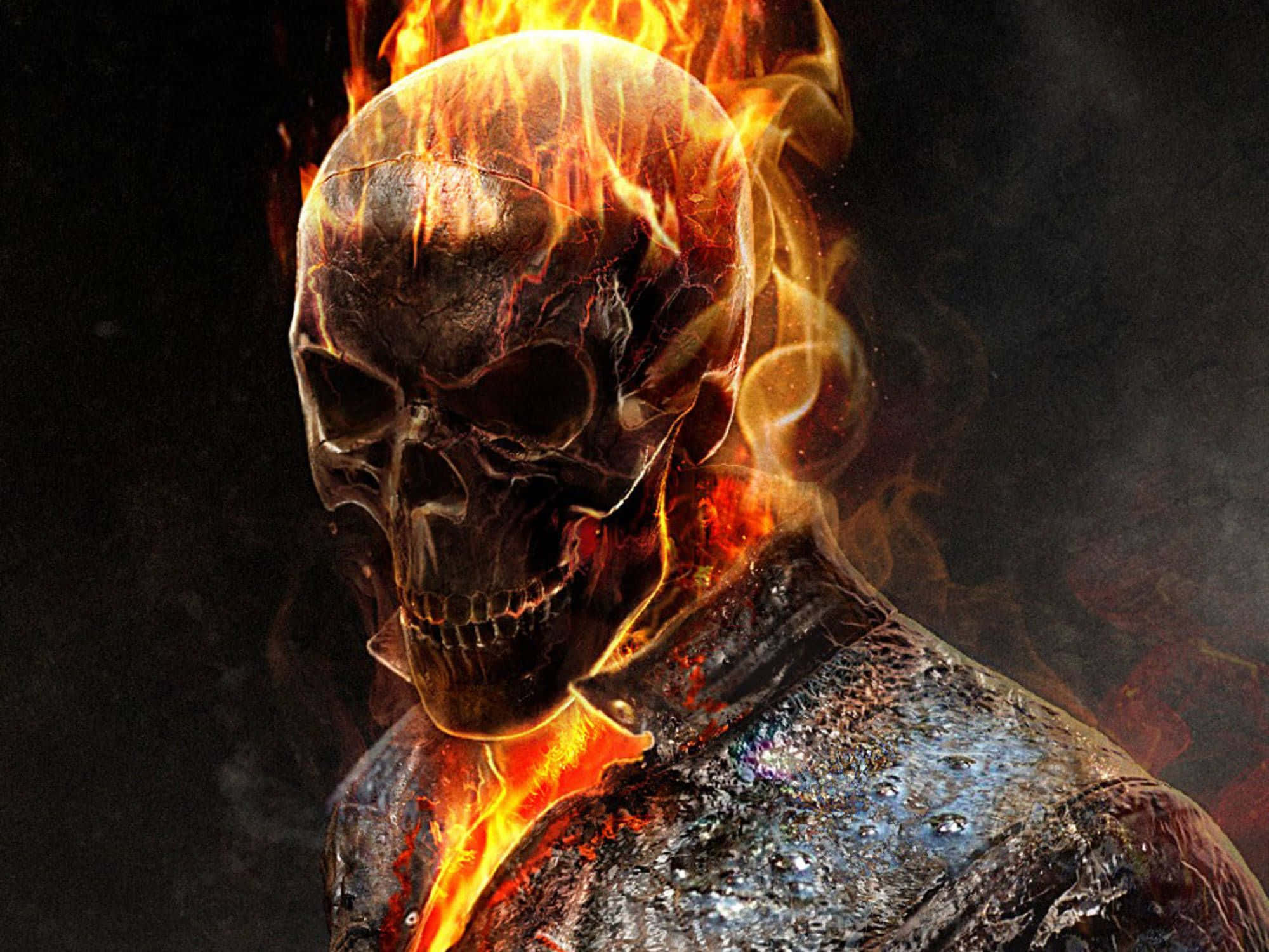 Fire Skull 桌布 壁紙 — 一個燃燒的頭骨，在黑暗煙霧的背景中，頭部和肩膀噴發出熾熱的橙色火焰。