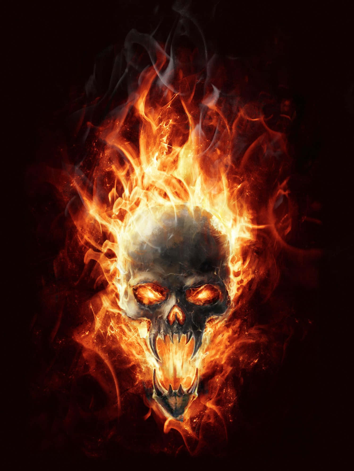 Fire Skull 桌布 壁紙 — 一個燃燒的頭骨，帶有發光的眼睛和鋒利的牙齒，在黑暗的背景上爆發，周圍環繞著旋轉的橙色和紅色火焰。