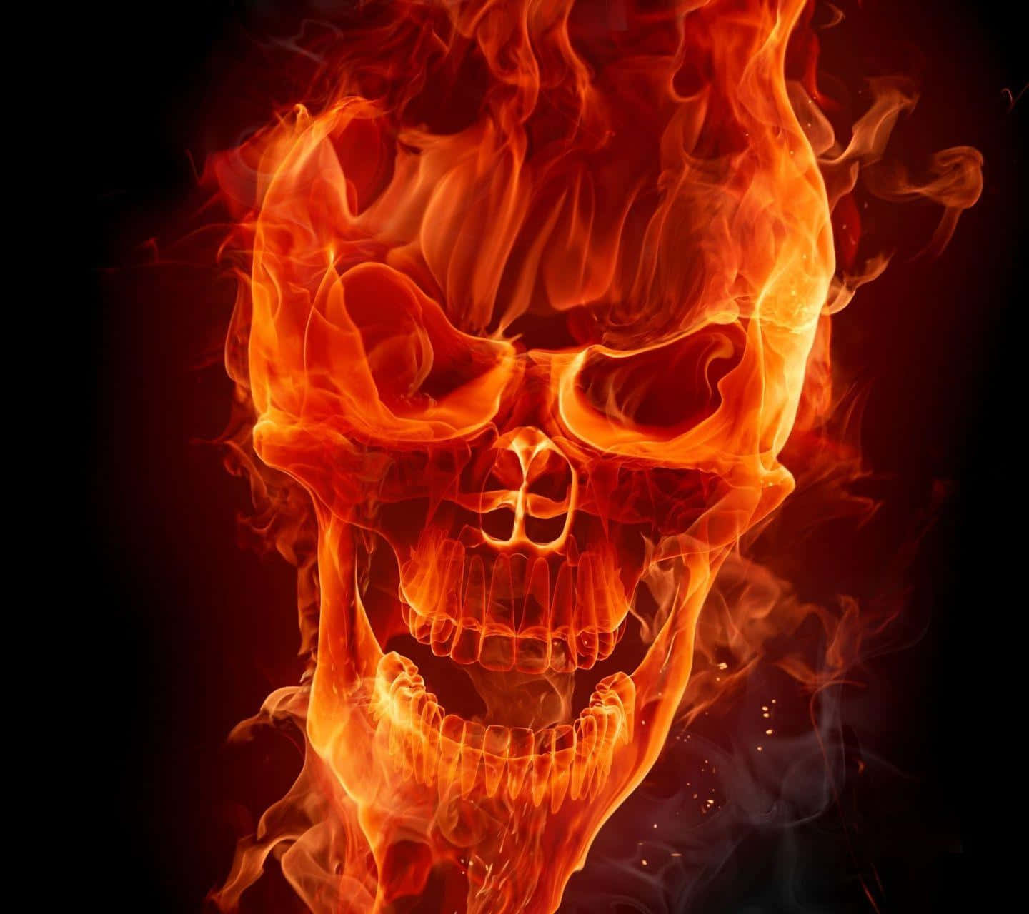 Cool Skull 桌布 壁紙 — 一個燃燒的頭骨，帶有鮮豔的橙色和紅色火焰，背景為深色。