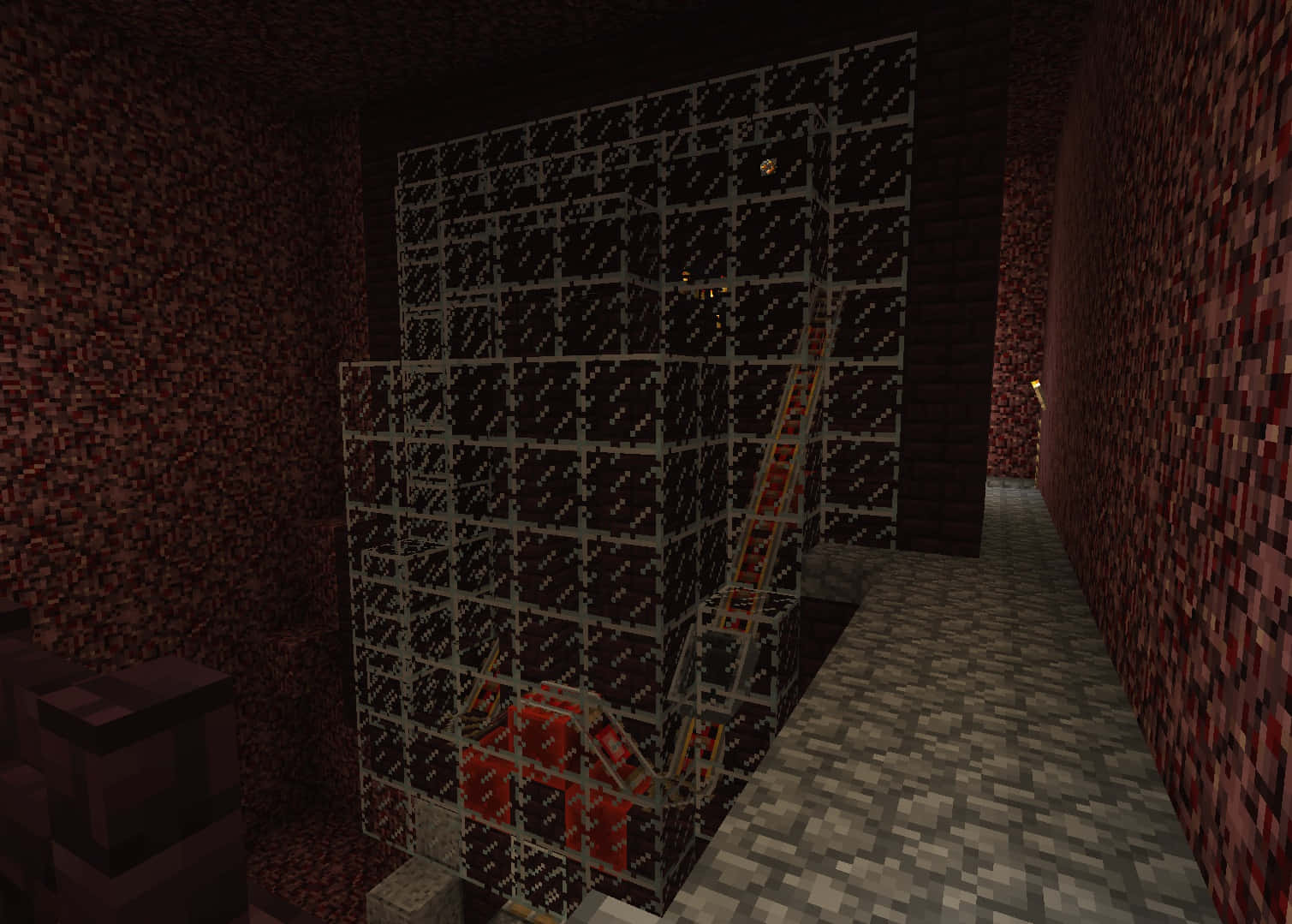 Minecraft Blaze Farming 桌布 壁紙 — 一個燈光昏暗的Minecraft地獄堡壘，有一條梯子爬上黑色黑曜石牆，周圍是地獄岩方塊。