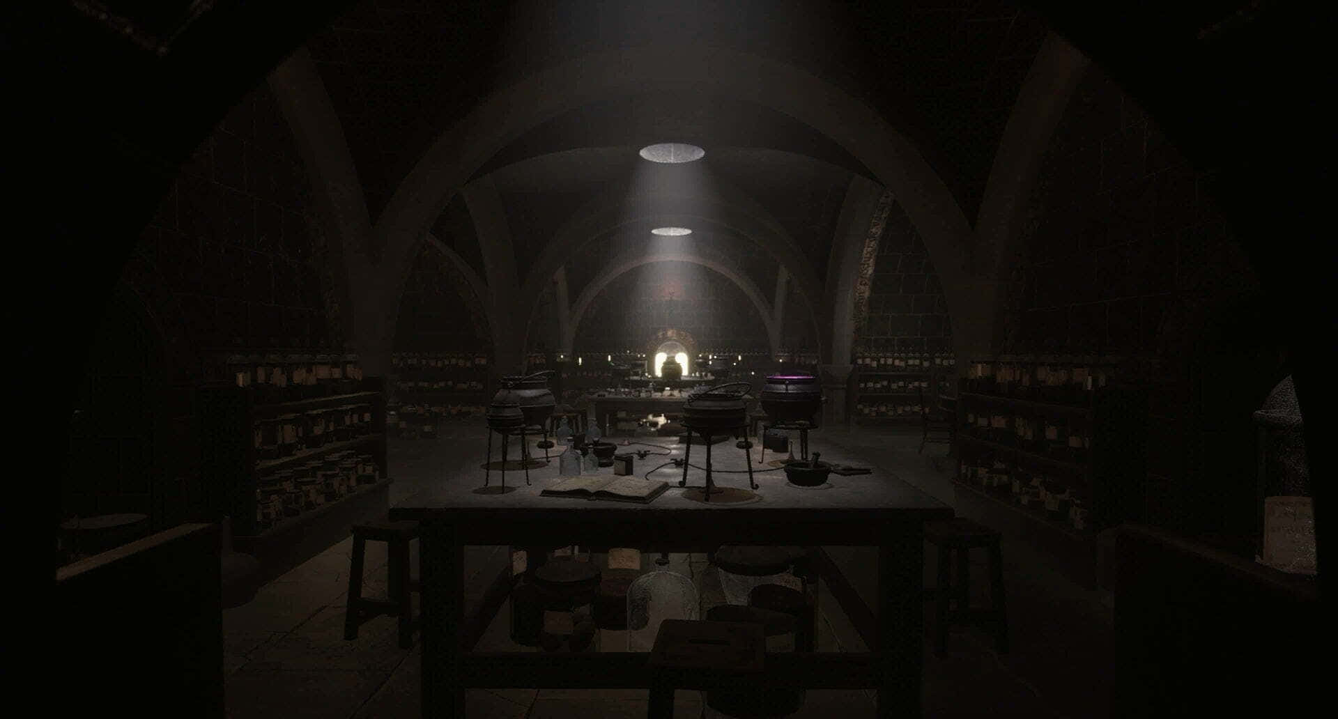 The Hogwarts Potions Class 桌布 壁紙 — 一個燈光昏暗的中世紀煉金術實驗室，石拱門和散落的設備在單一吊燈下。