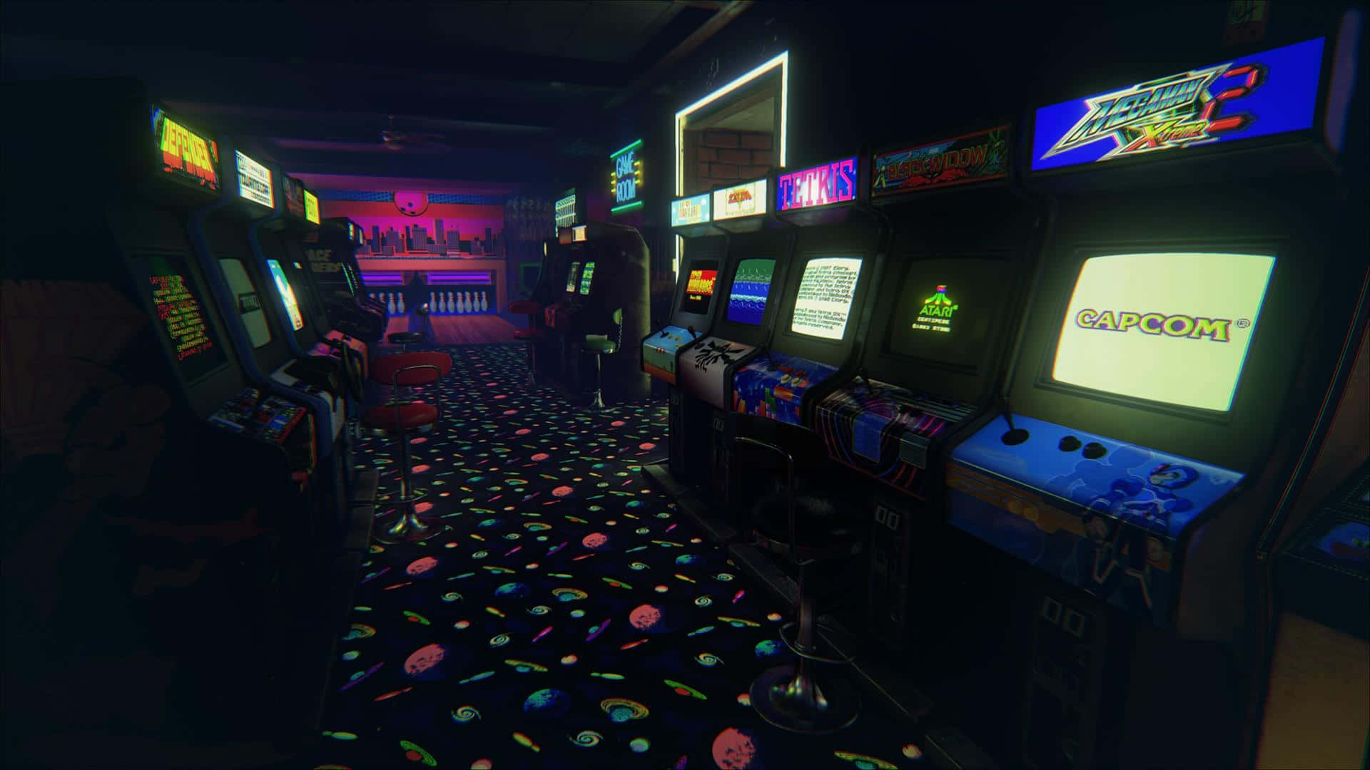 Arcade Aesthetic 桌布 壁紙 — 一個燈光昏暗的復古遊戲機中心，充滿發光的機台和宇宙圖案地毯，在霓虹燈下。