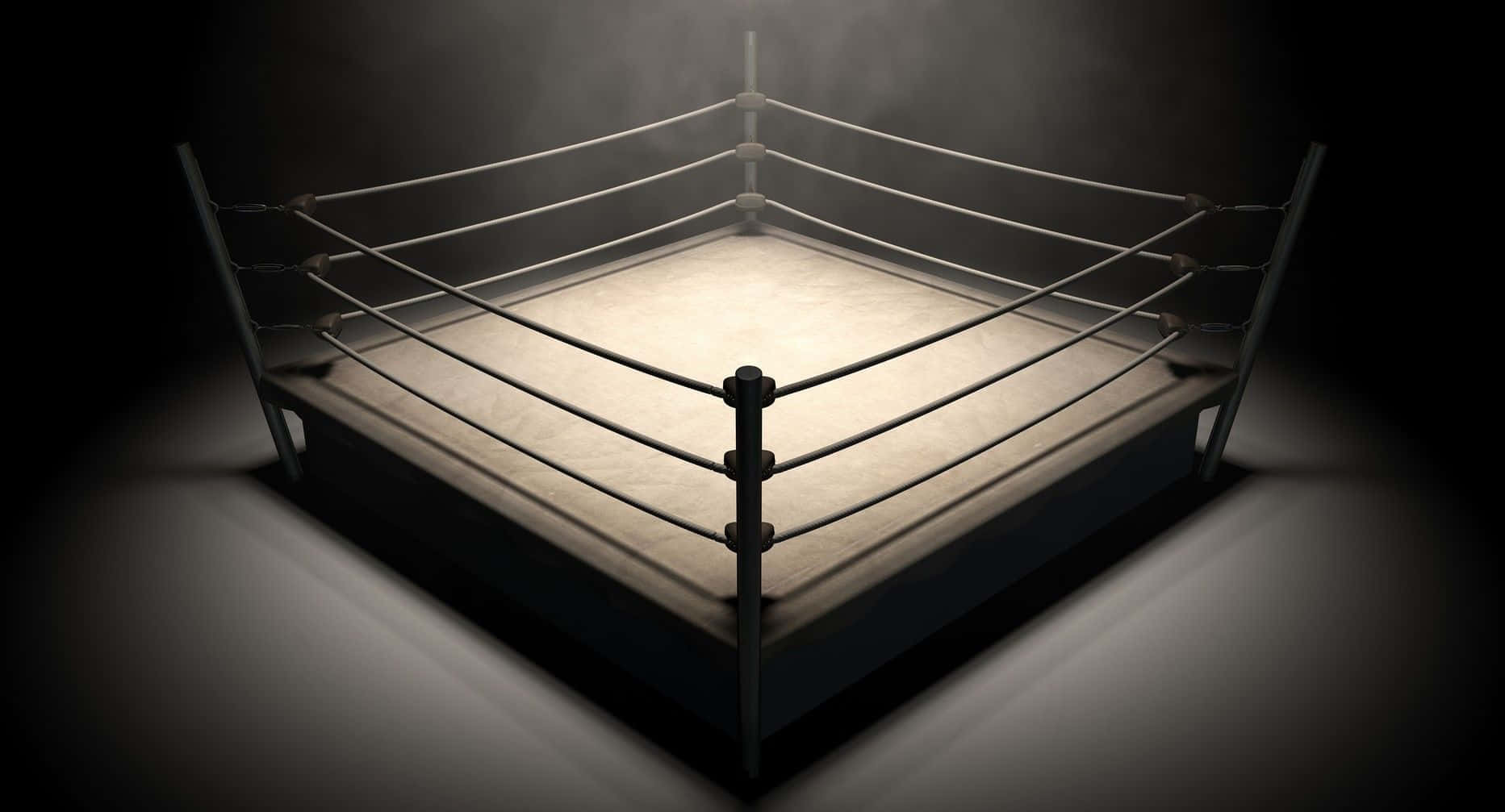 Boxing Ring 桌布 壁紙 — 一個燈光昏暗的摔角擂台，被聚光燈照亮，迷霧從帆布地面升起。