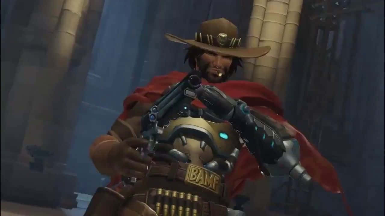 Overwatch Mccree 桌布 壁紙 — 一個牛仔主題的電子遊戲角色，戴著棕色帽子和紅色斗篷，手持一把帶有發光藍色裝飾的未來風格雙管槍。