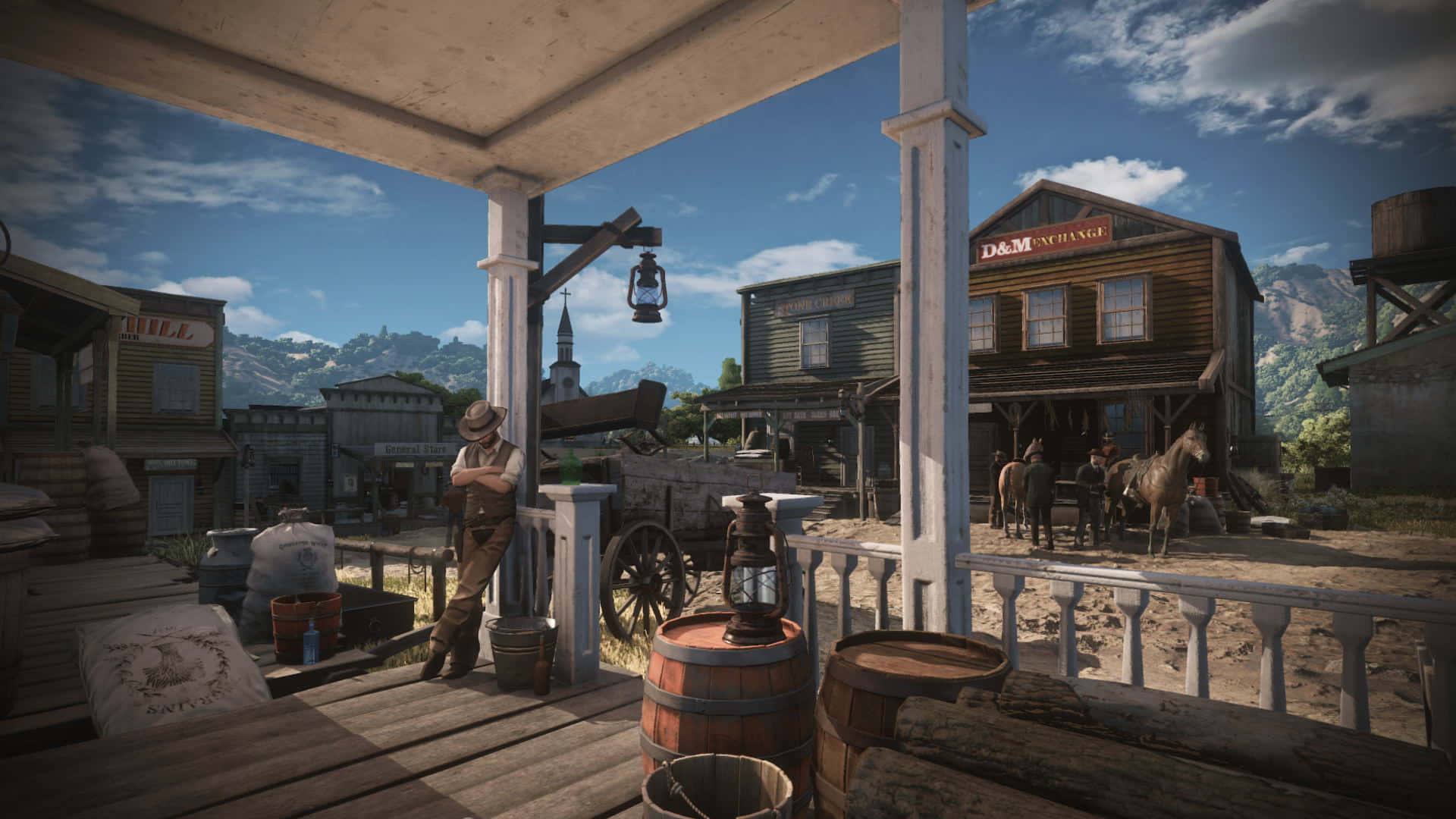 Wild West 桌布 壁紙 — 一個牛仔倚靠在一個塵土飛揚的西部小鎮的門廊欄杆上，小鎮有木建築、馬匹和山脈，背景是晴朗的藍天。