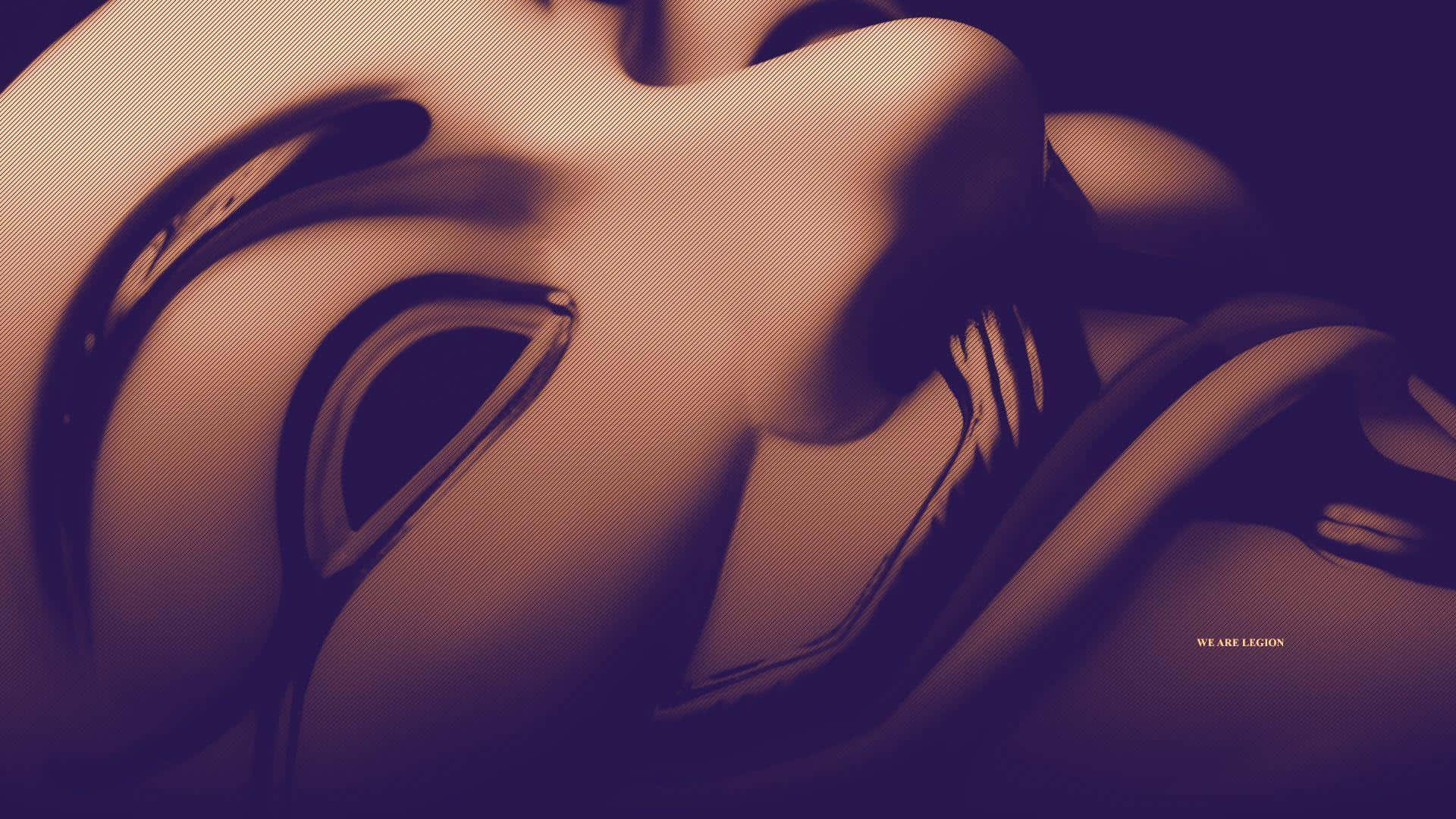匿名 桌布 壁紙 — 一個特寫，呈現一個帶有流暢曲線和深邃陰影的光澤抽象面孔，色調為溫暖的琥珀色和深紫色。