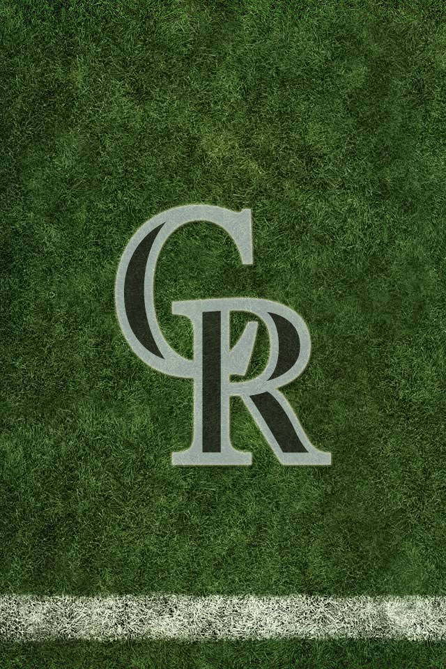 Rockies 桌布 壁紙 — 一個特寫，銀色和黑色的風格化CR標誌在充滿活力的綠色草地上，帶有白色球場線。
