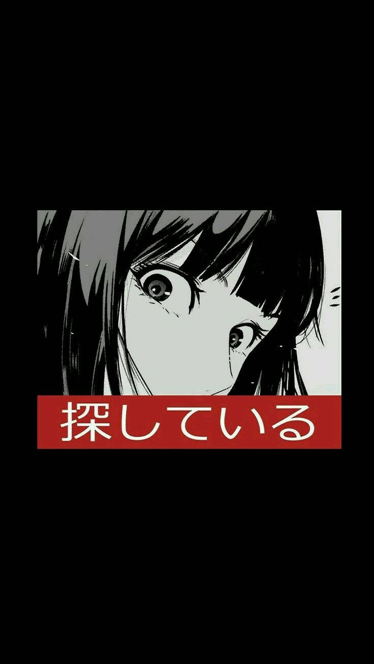 Edgy 桌布 壁紙 — 一個特寫動漫女孩，大眼睛和深色頭髮，在黑色背景上帶有紅色文字橫幅，凝視著。