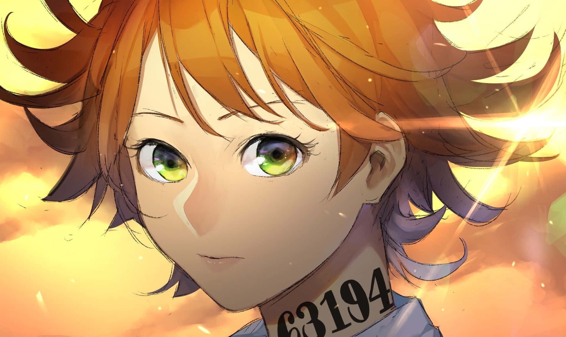 The Promised Neverland Emma 桌布 壁紙 — 一個特寫動漫女孩，擁有火紅橙色頭髮和發光的綠色眼睛，在溫暖的金色日落背景下向前凝視。