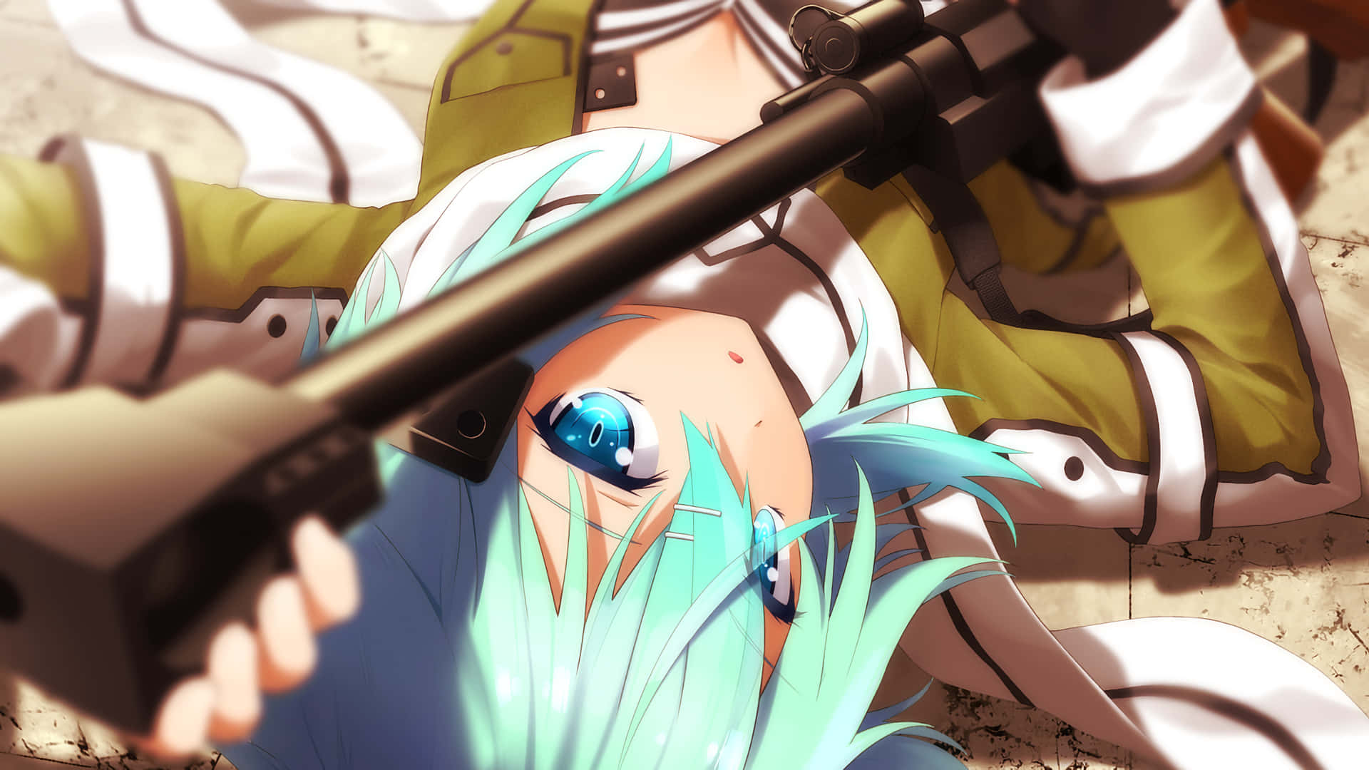 Sinon 桌布 壁紙 — 一個特寫動漫女孩，擁有藍綠色頭髮和藍色眼睛，俯臥著，專注地瞄準步槍。