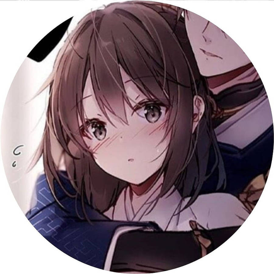 情侶 桌布 壁紙 — 一個特寫動漫女孩，棕色頭髮和大眼睛，帶著害羞的表情抬頭看著，同時拿著手機。