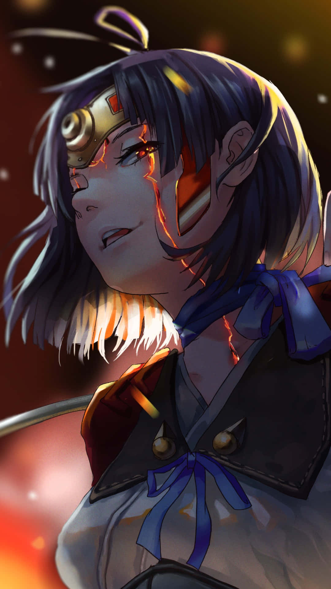 Kabaneri Of The Iron Fortress 桌布 壁紙 — 一個特寫動漫女孩，深色頭髮，臉上帶有發光的紅色裂紋，戴著藍色絲帶和未來風格的頭飾，背景是火熱的。