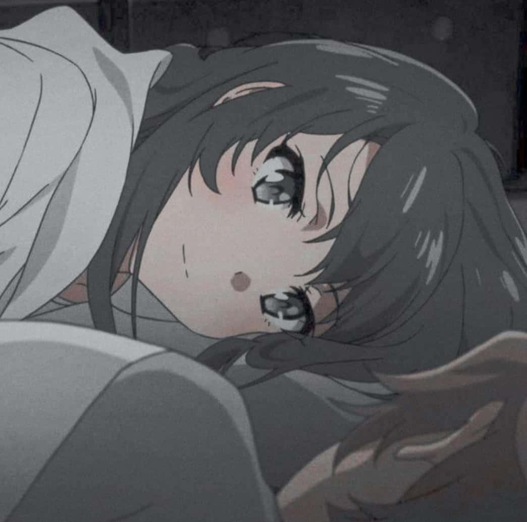 動漫女孩 桌布 壁紙 — 一個特寫動漫女孩，深色頭髮和大眼睛，躺在白色被子下的床上，看起來受驚或害怕。