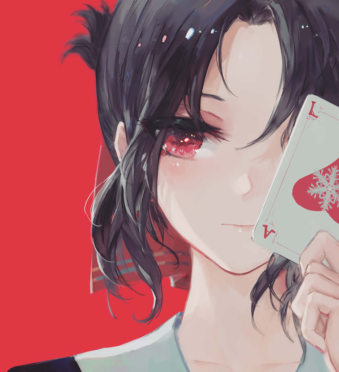 Ace Card 桌布 壁紙 — 一個特寫動漫女孩，深色頭髮和紅色眼睛，在鮮紅色背景前將撲克牌靠近臉部。