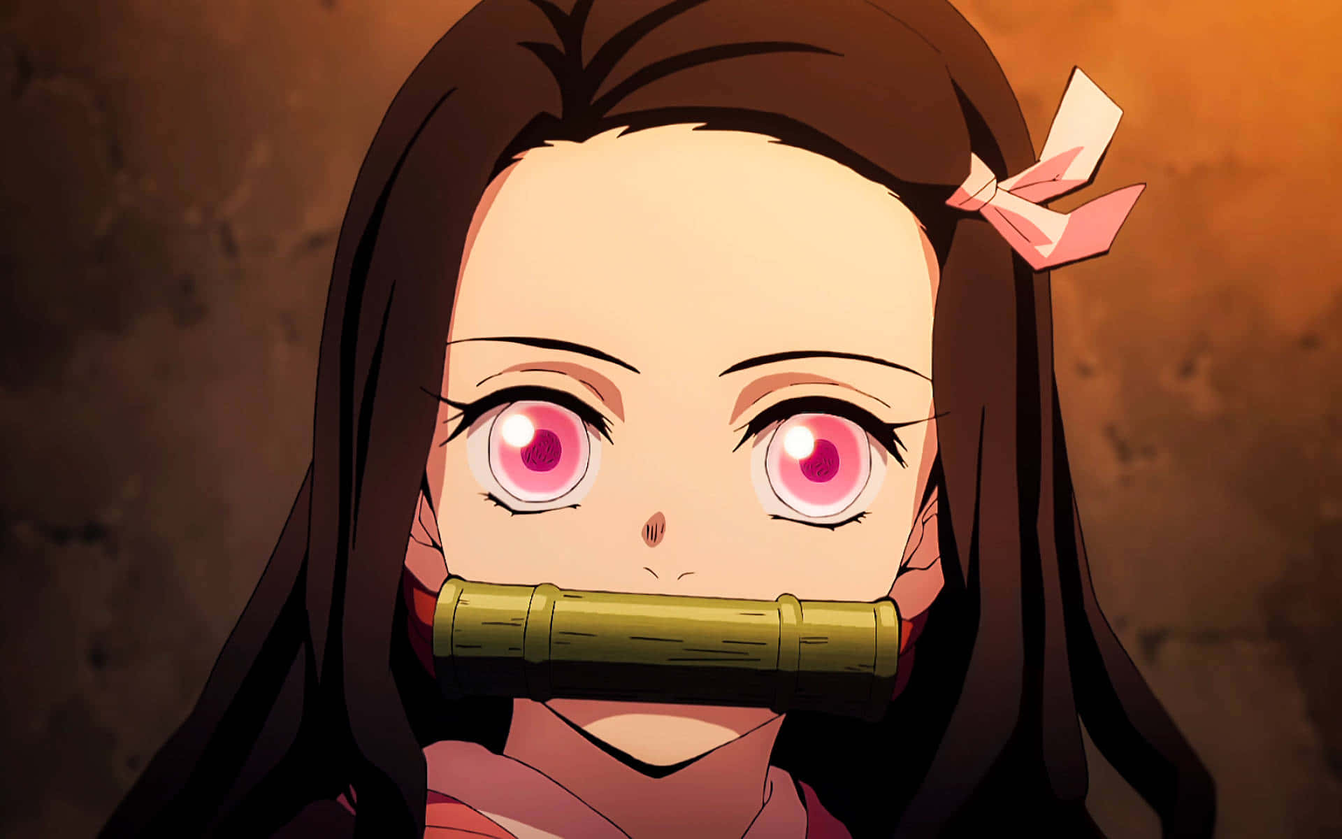 動漫女孩 桌布 壁紙 — 一個特寫動漫女孩，粉紅色眼睛和竹製口塞，深色頭髮上有粉紅色蝴蝶結，背景是溫暖的棕色。