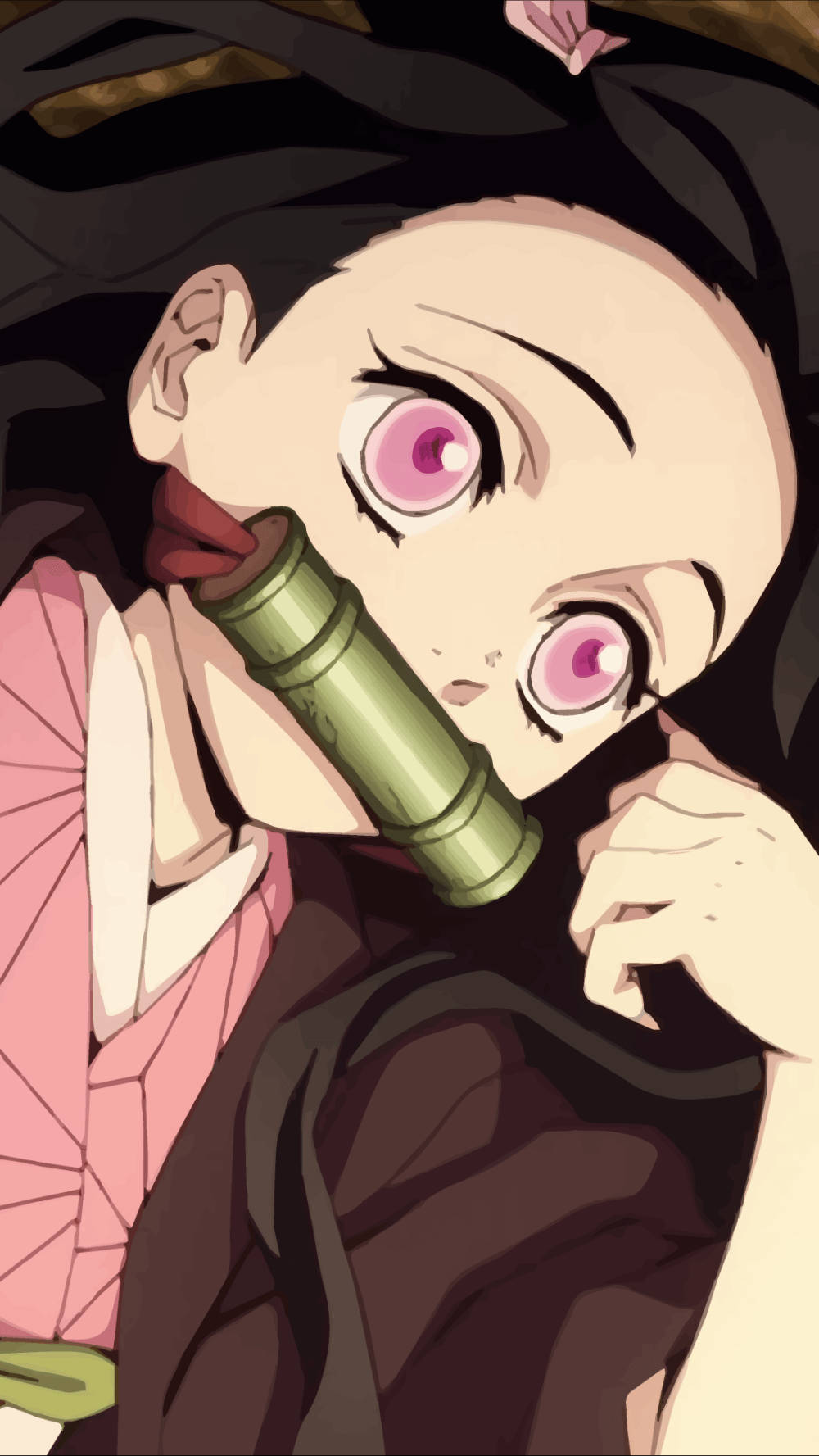 禰豆子手機 桌布 壁紙 — 一個特寫動漫女孩，粉紅色眼睛和黑色頭髮，將綠色竹笛放在唇邊，身穿粉紅色和服。