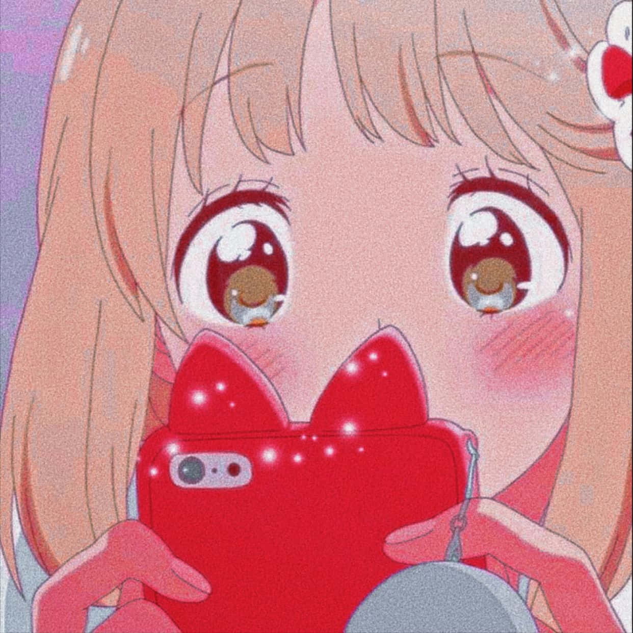 動畫 桌布 壁紙 — 一個特寫動漫女孩，粉紅色頭髮和閃閃發光的眼睛，拿著一個紅色貓耳手機殼自拍。