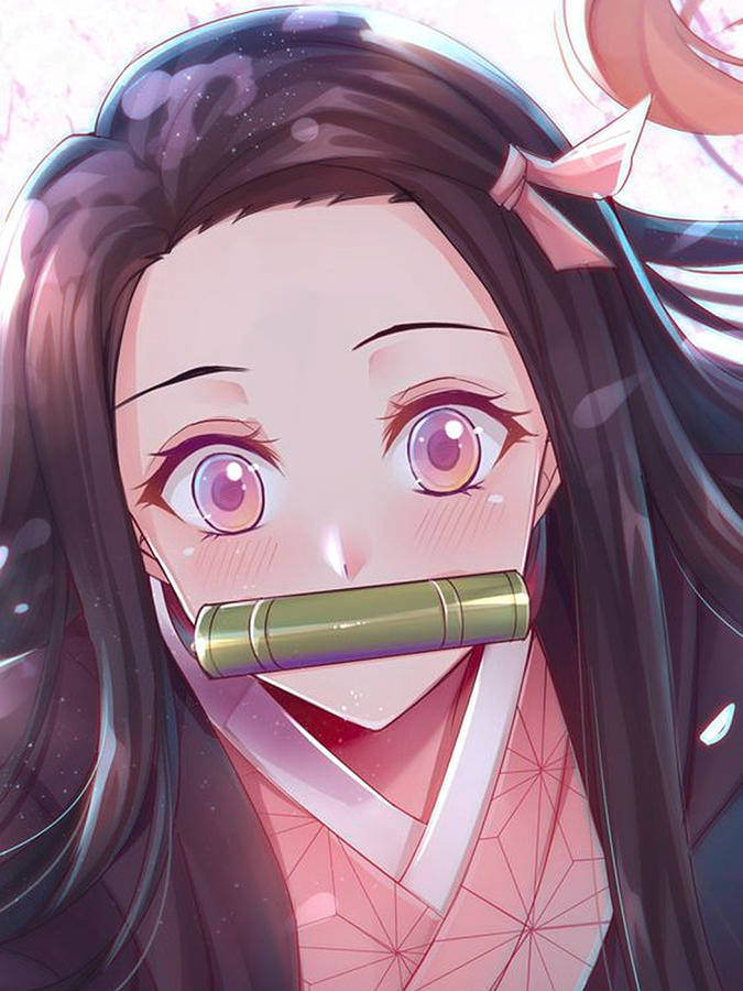 鬼滅之刃 禰豆子 桌布 壁紙 — 一個特寫動漫女孩，長長的黑髮和粉紅色的眼睛，戴著竹製口塞，在柔和的粉紅色和紫色光芒中微笑。