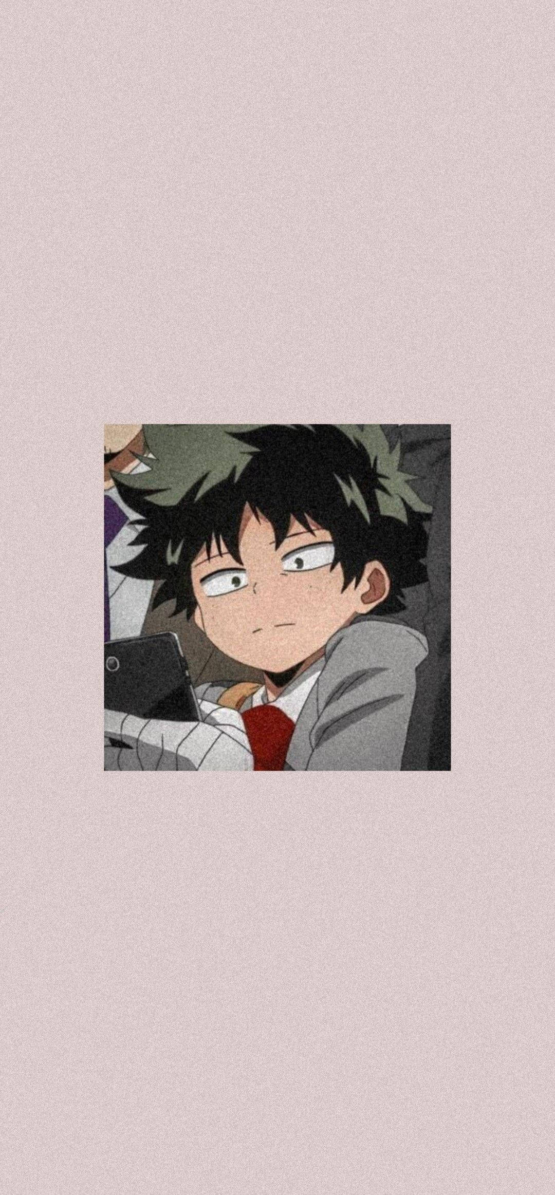 動漫男孩 桌布 壁紙 — 一個特寫動漫男孩，凌亂的黑髮和大眼睛，在柔和的粉紅色背景前專注地盯著手機。