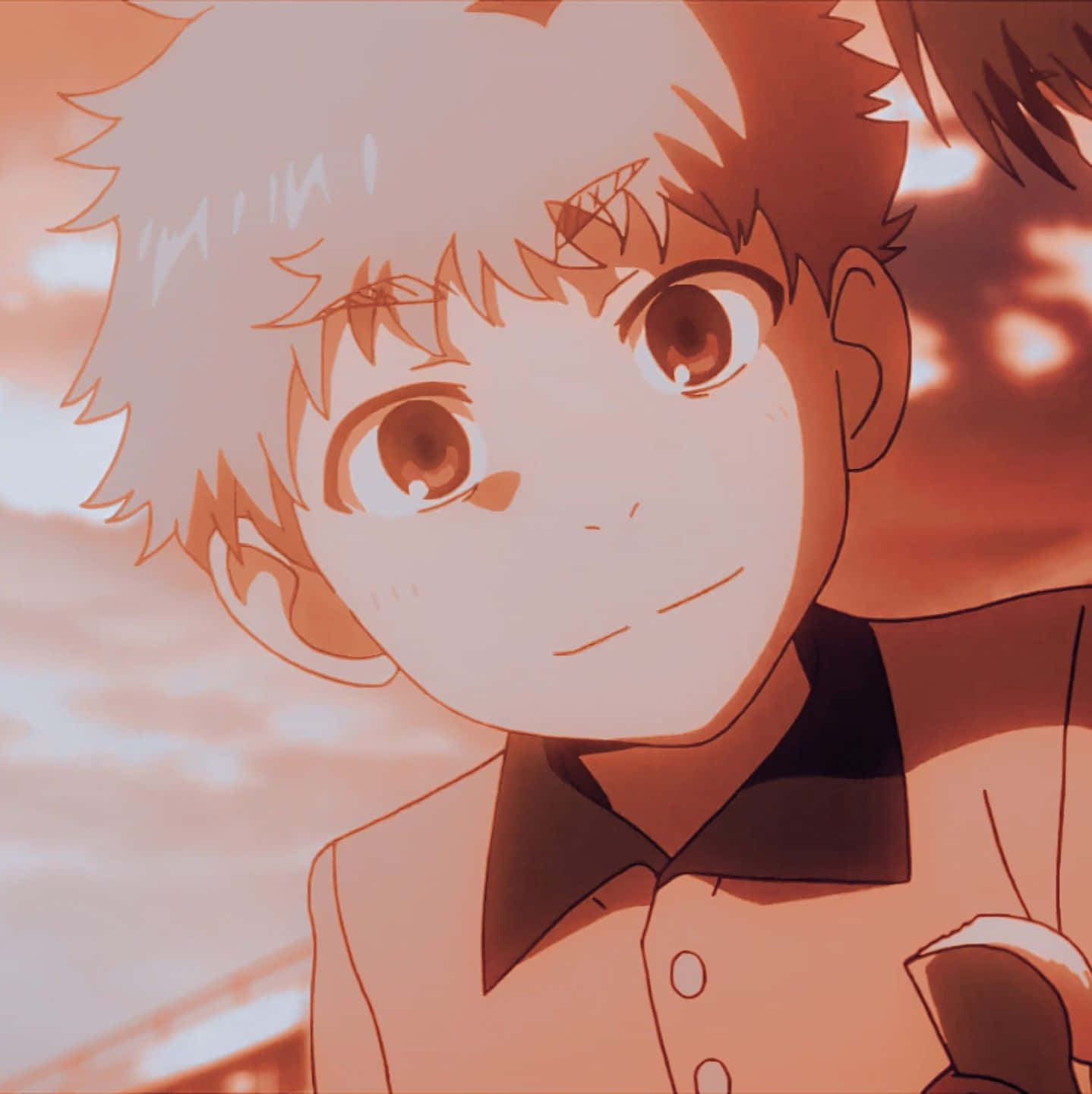 Hideyoshi Nagachika 桌布 壁紙 — 一個特寫動漫男孩，擁有尖刺頭髮和溫暖的棕色眼睛，在柔和的橙色日落天空下溫柔微笑。