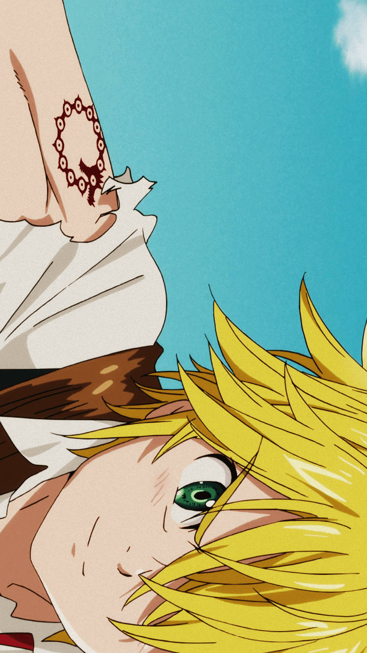 Aesthetic Anime Boy 桌布 壁紙 — 一個特寫動漫角色，擁有尖刺金髮和綠色眼睛，抬頭看著一隻帶有紅色圓形紋身的手，背景是清澈的藍天。