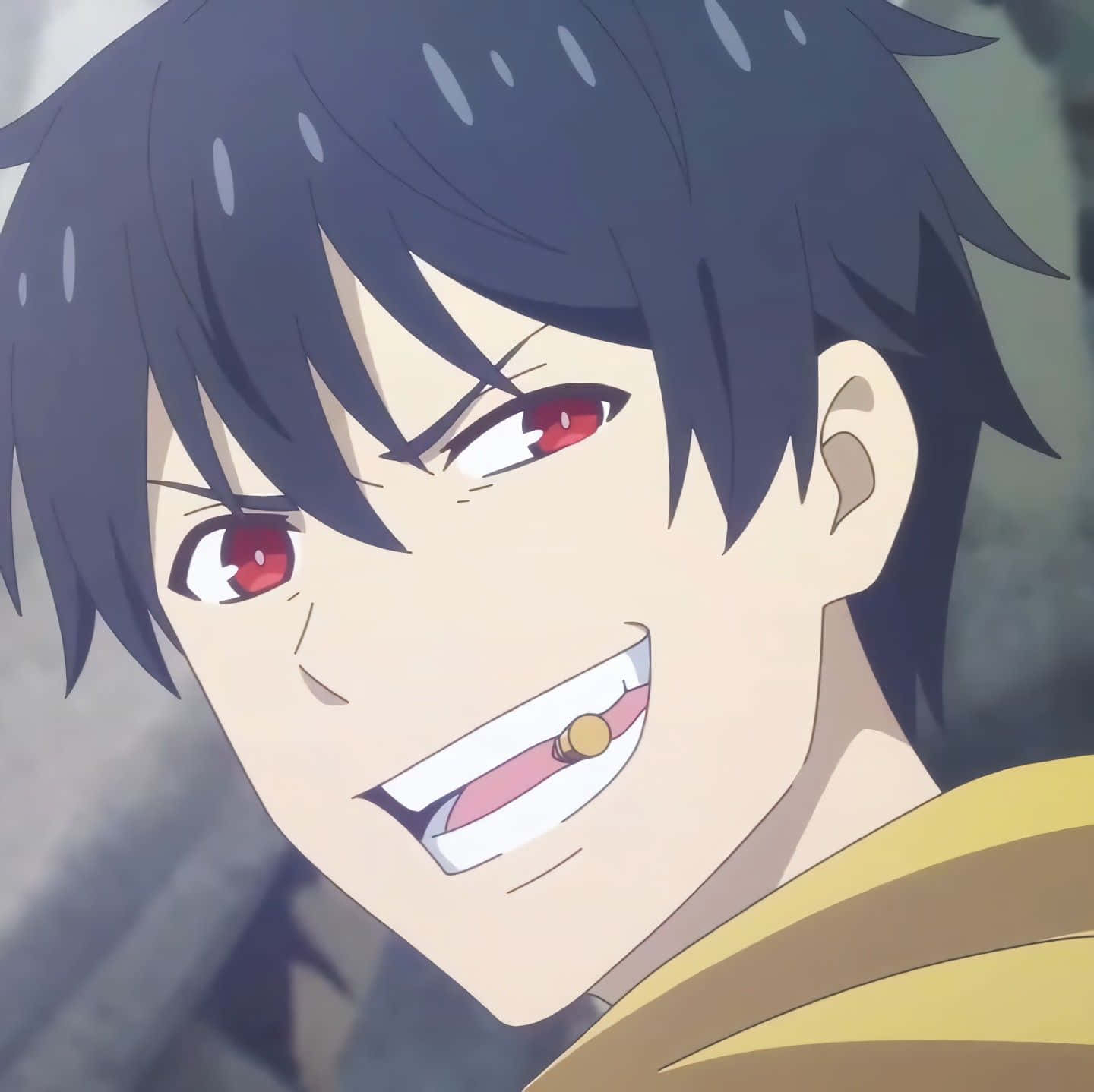 Cute Anime Boy 桌布 壁紙 — 一個特寫動漫角色，深色頭髮和紅色眼睛，咧嘴大笑，露出金牙，背景是模糊的灰色。