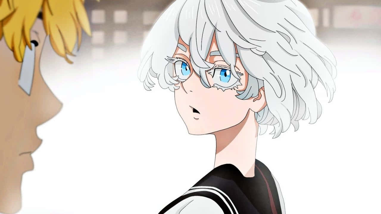東京卍复仇者 桌布 壁紙 — 一個特寫動畫場景，一位白髮藍眼的驚訝女孩面對著一個金髮男孩，背景明亮朦朧。