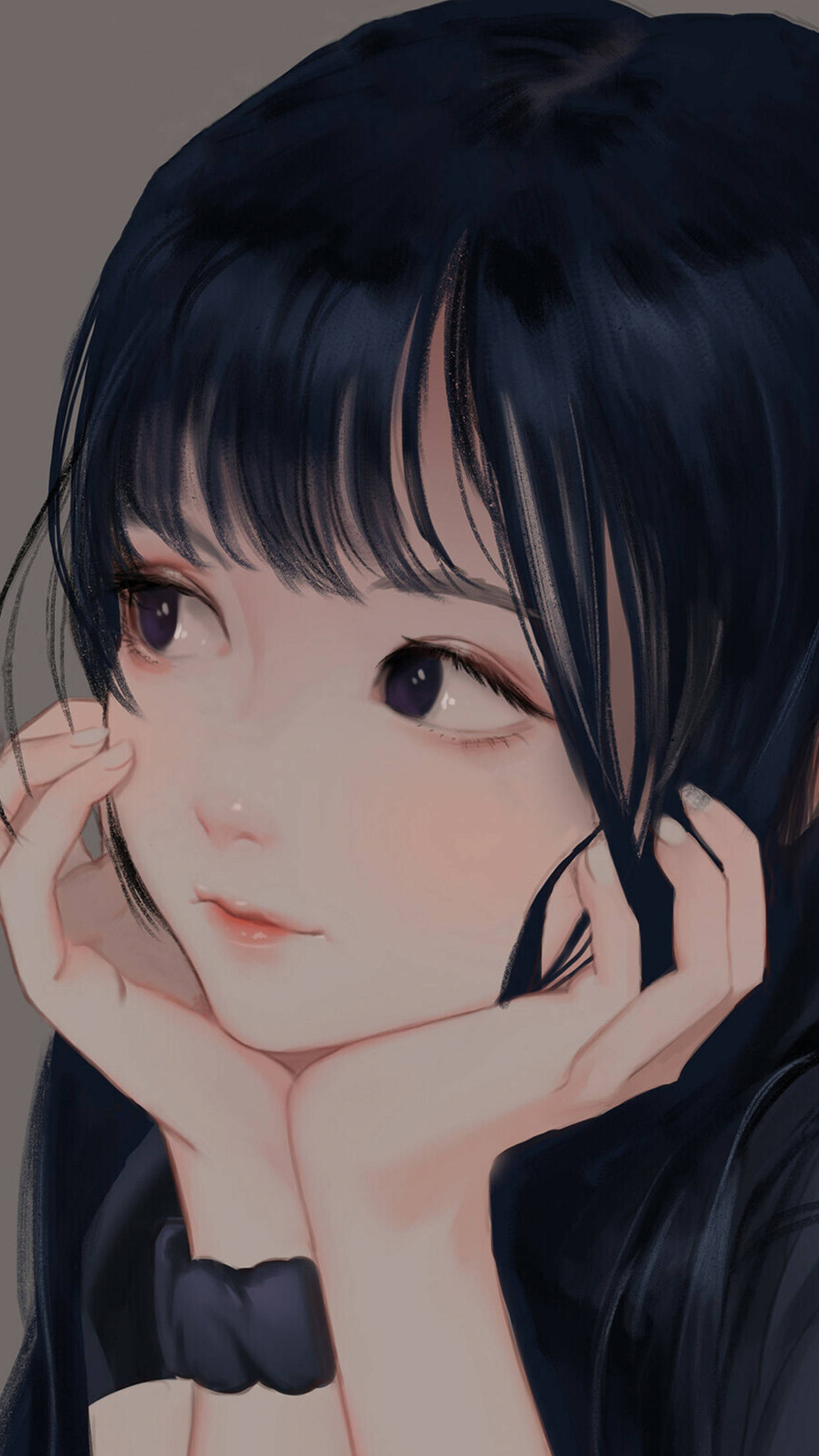 美女 桌布 壁紙 — 一個特寫動畫女孩，深色頭髮，帶有柔和腮紅，雙手托腮，背景為柔和的灰色。