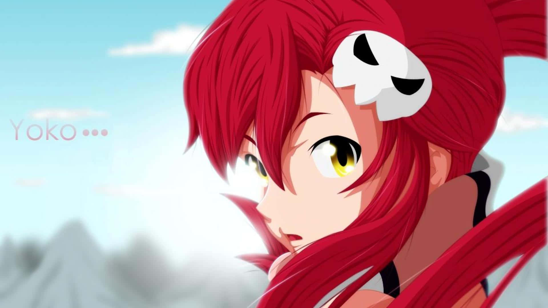 yoko littner 桌布 壁紙 — 一個特寫的動漫女孩，有著火紅的頭髮和骷髏髮夾，在柔和藍天和遠山的背景下凝視著。
