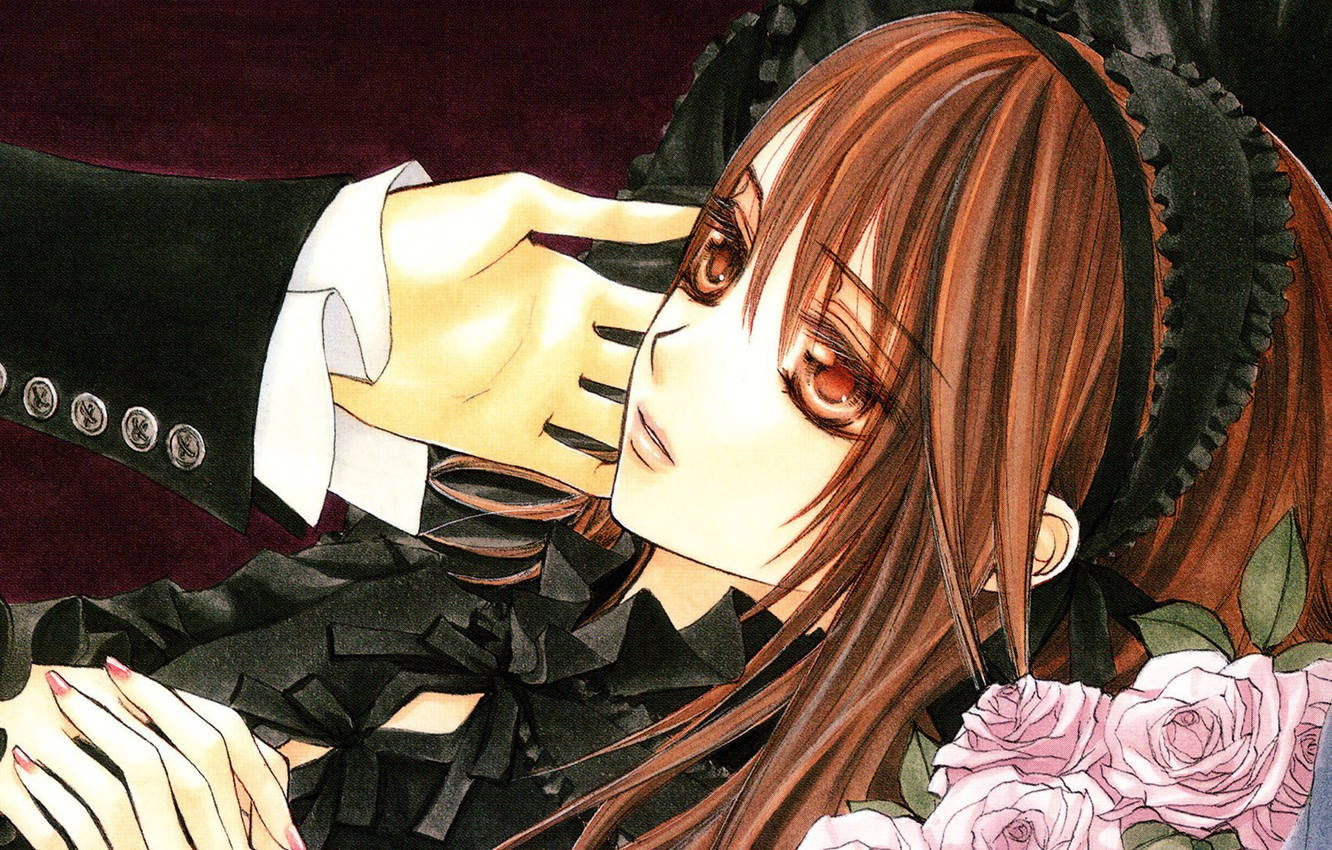 Vampire Knight 桌布 壁紙 — 一個特寫的動漫女孩，棕色頭髮和紅色眼睛，將頭靠在手上，周圍是粉紅玫瑰和深色荷葉邊。