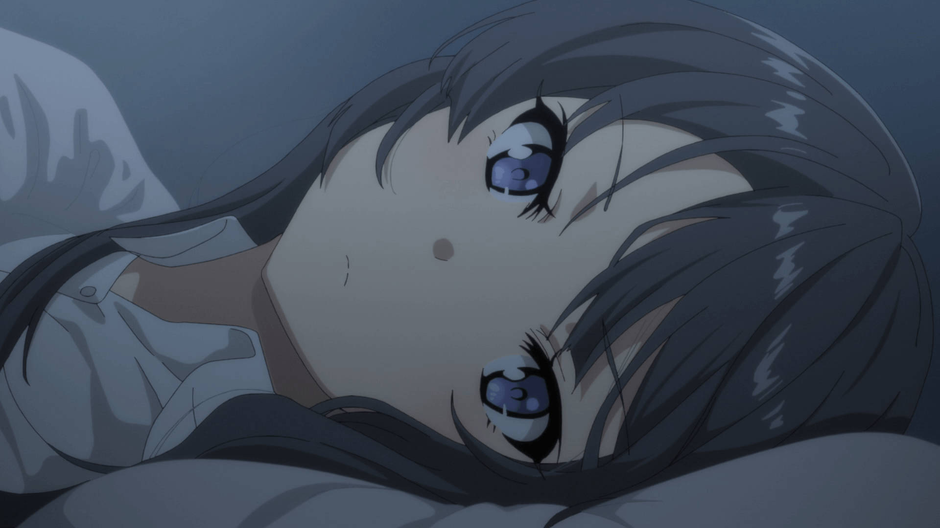 Rascal Does Not Dream Of Bunny Girl Senpai 桌布 壁紙 — 一個特寫的動漫女孩，深色頭髮和藍色眼睛，在昏暗的燈光下躺在床上，向上凝視，表情柔和。