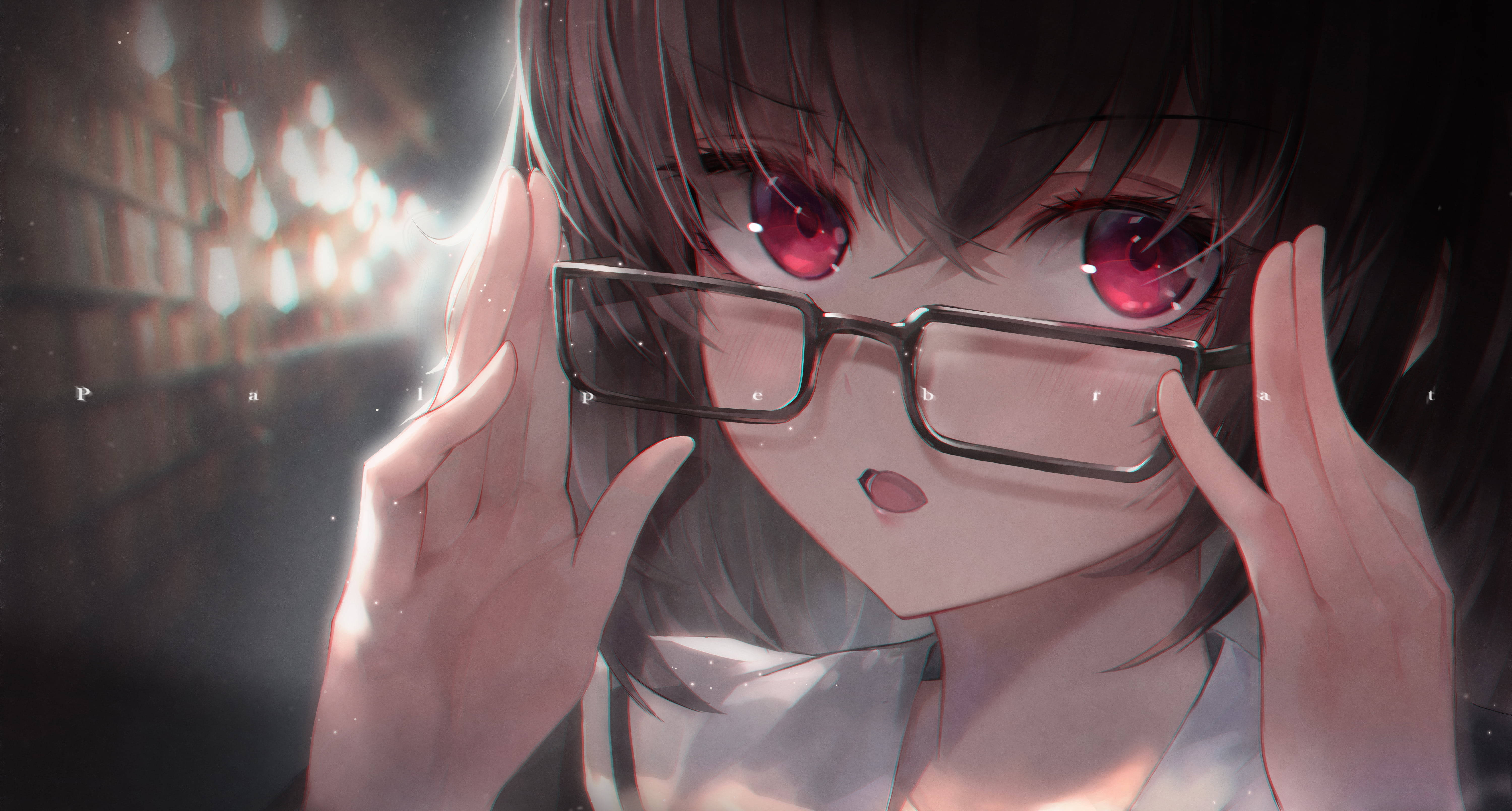 動漫女孩 桌布 壁紙 — 一個特寫的動漫女孩，紅眼睛和黑頭髮，抬起眼鏡，在柔和光線的圖書館中露出驚訝的表情。