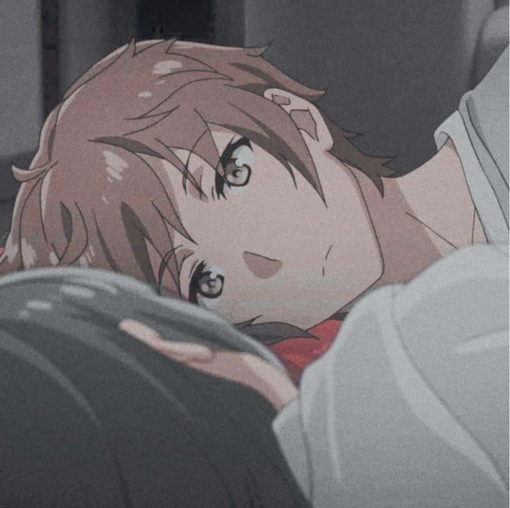 動漫男孩 桌布 壁紙 — 一個特寫的動漫角色，棕色頭髮和大眼睛，在溫柔的時刻將頭靠在另一個人的肩膀上。
